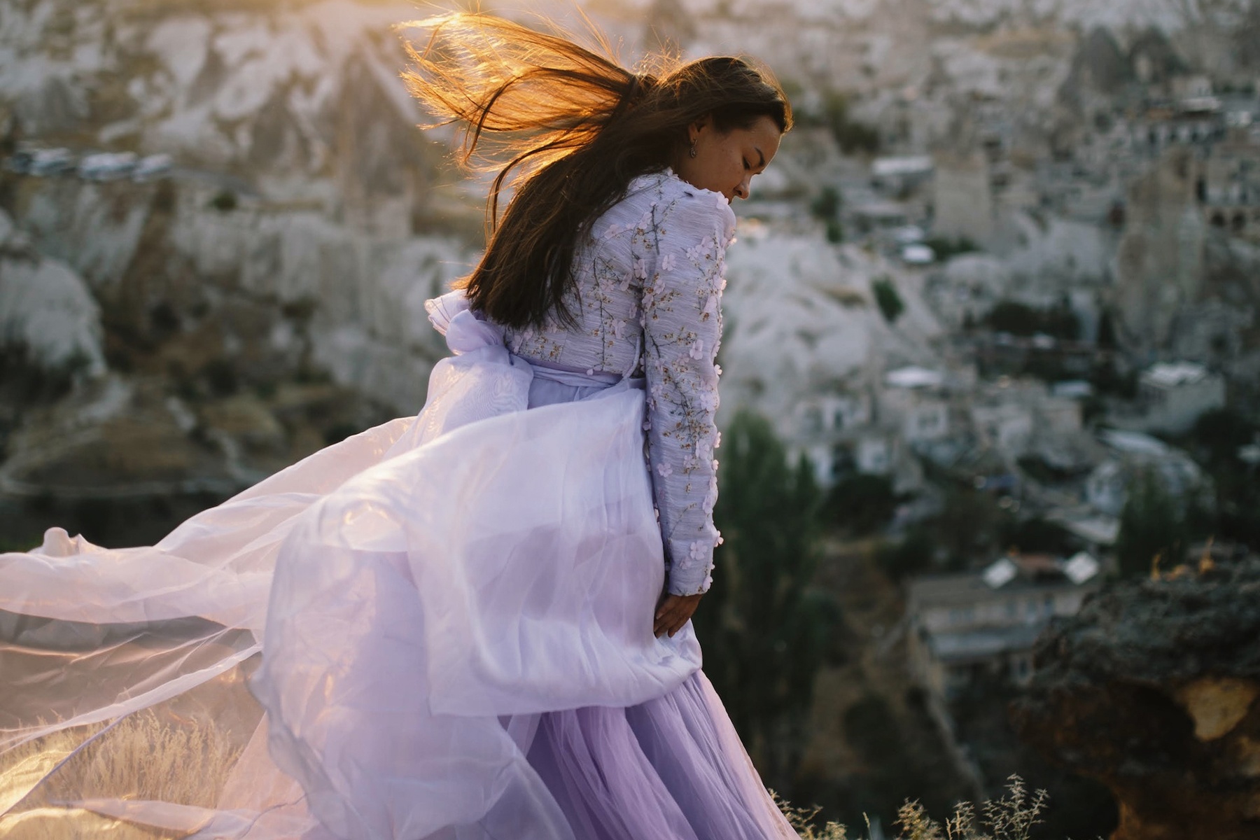 Bi an ke rinh rap co gai mac vay tim hinh anh