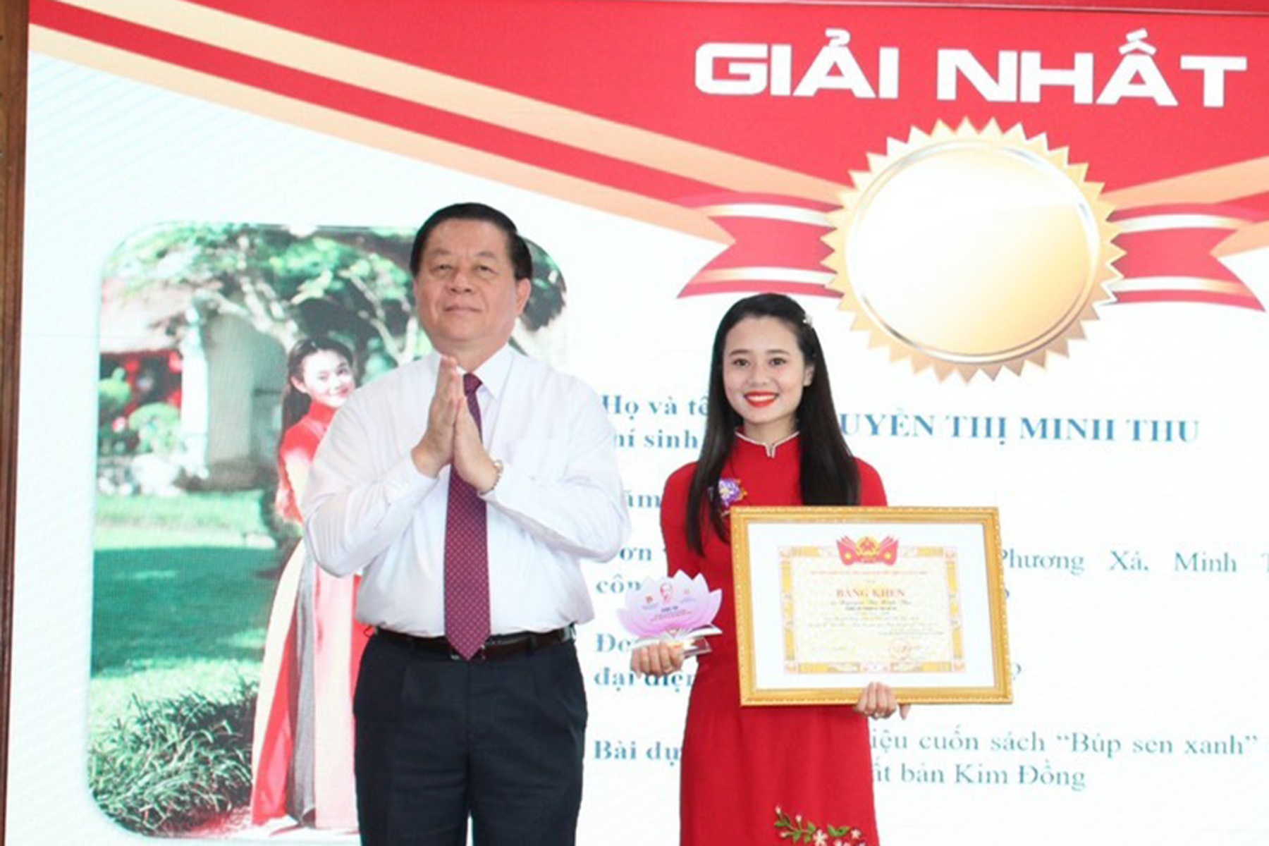 Trao giai cuoc thi gioi thieu sach ve Chu tich Ho Chi Minh hinh anh