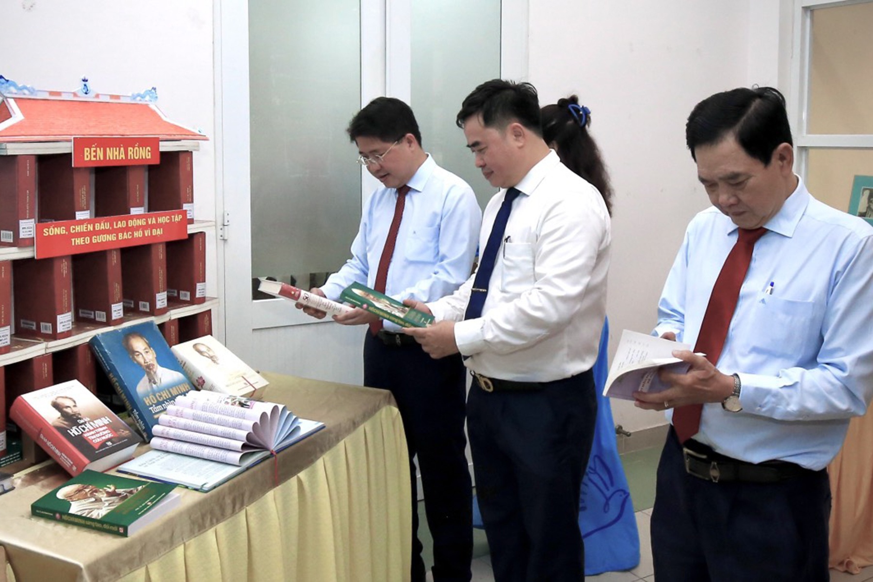 Tang sach cho Quan uy Phu Nhuan hinh anh