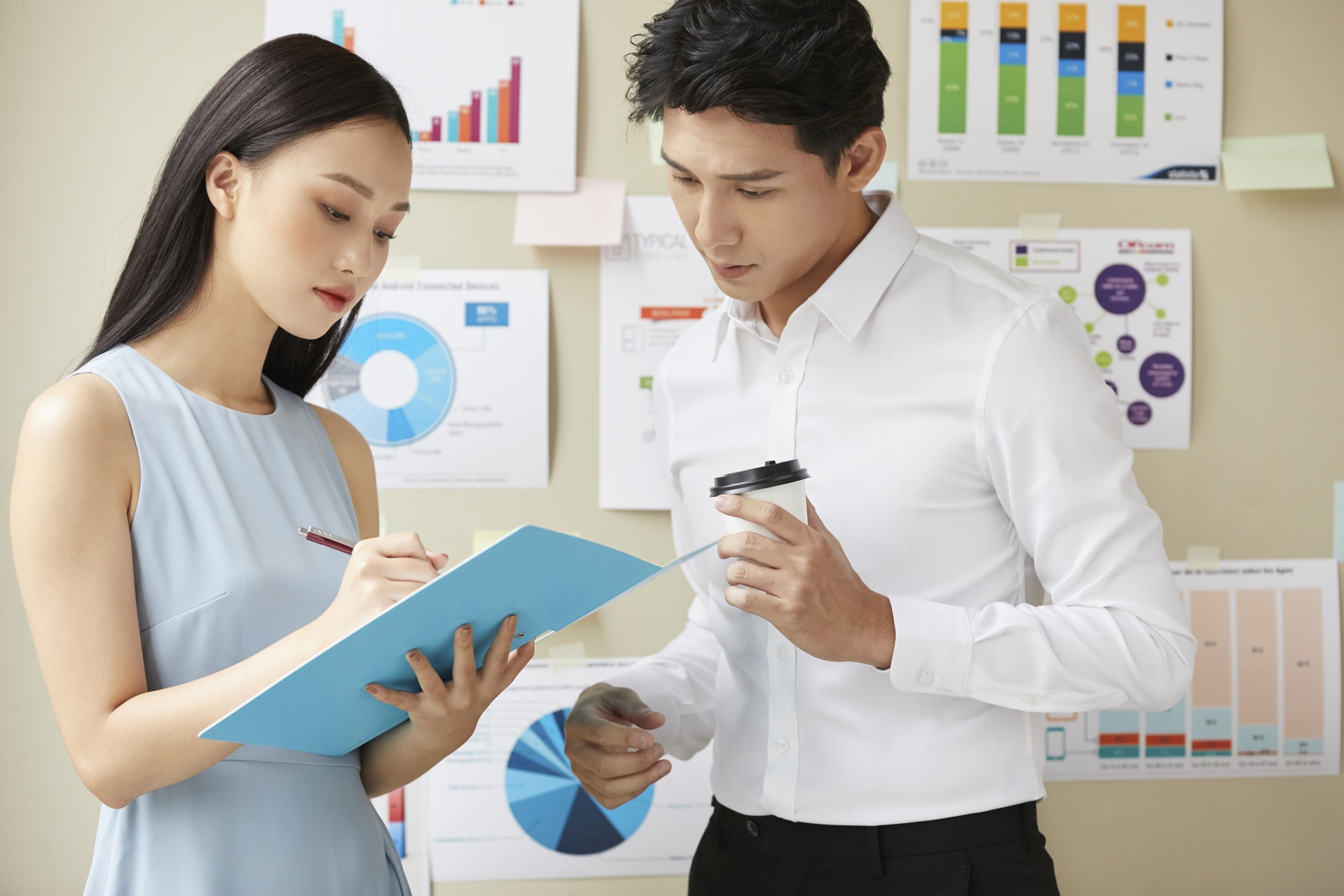 Phu nu thong minh khong o goc van phong hinh anh