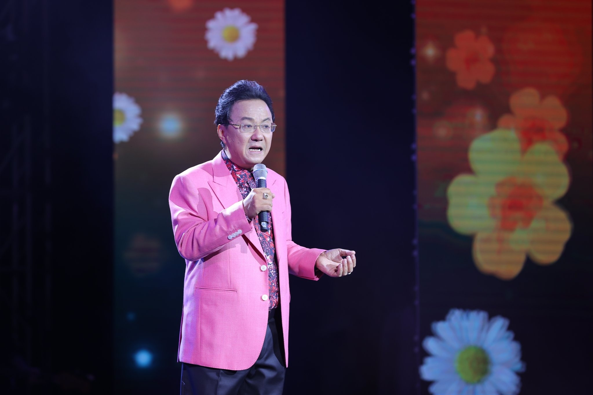 Thi si Hong Thanh Quang nghi ve doi minh qua cau chu hinh anh