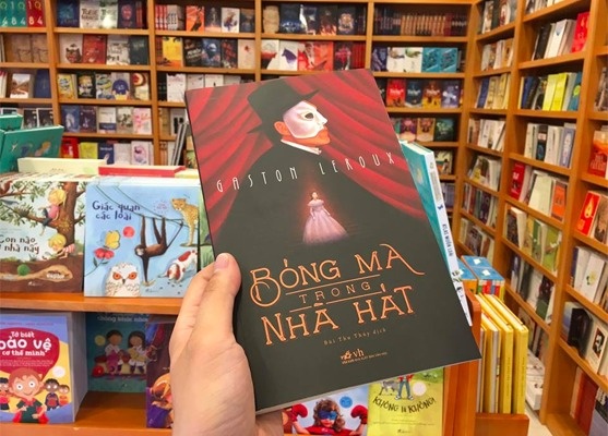 Bong ma trong nha hat anh 2
