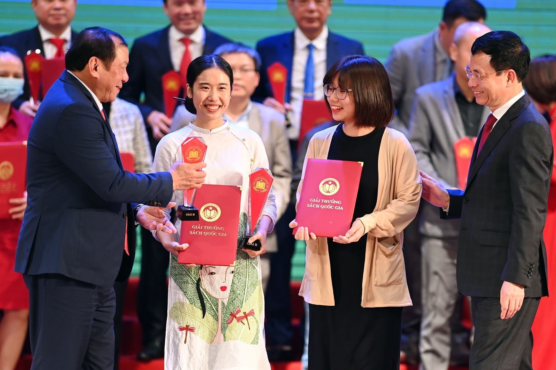 Tam quan trong cua giai thuong sach va van chuong hinh anh