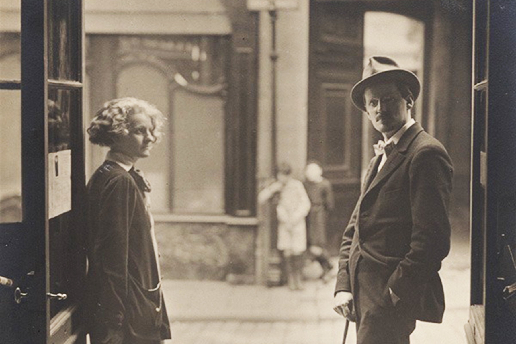 Nguoi phu nu chi 22.000 bang Anh de James Joyce yen tam viet van hinh anh