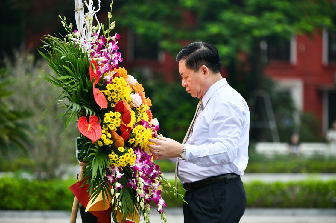 70 nam xuat ban anh 1