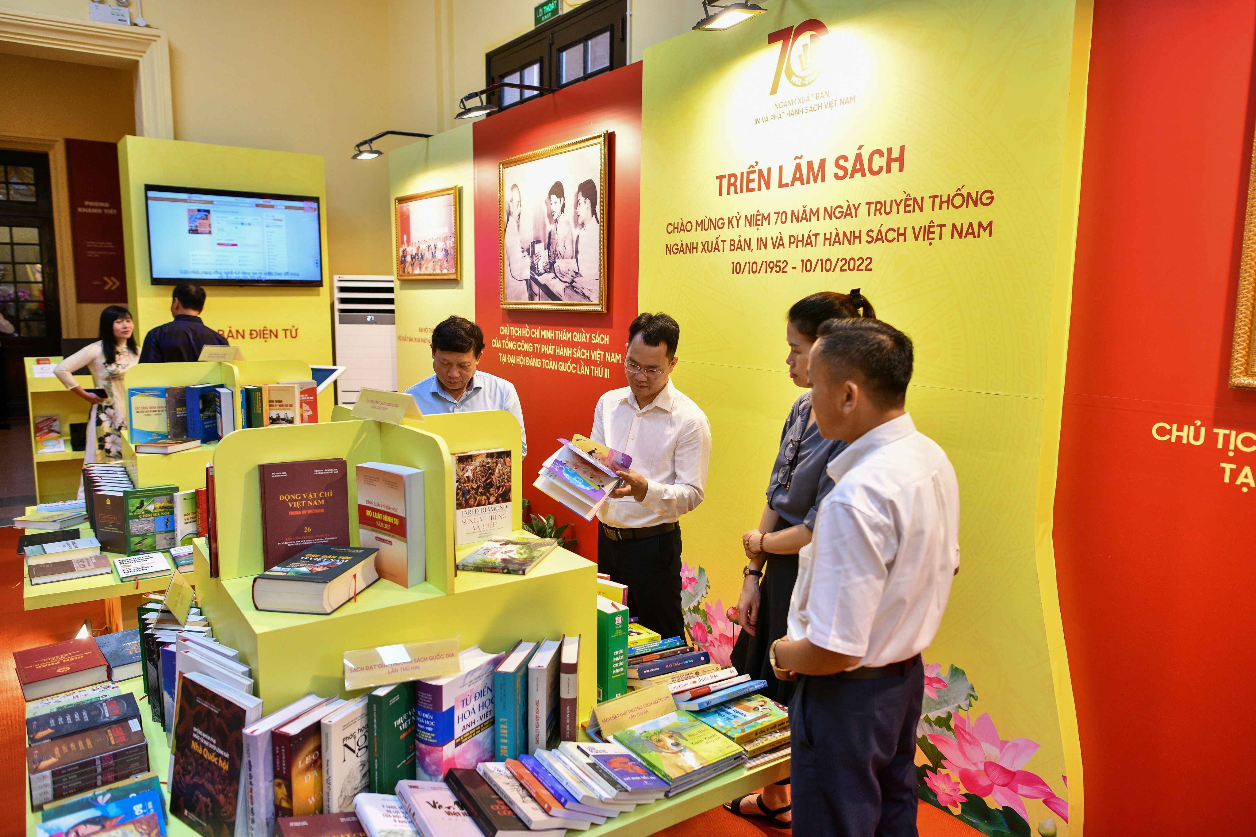 70 nam xuat ban anh 8