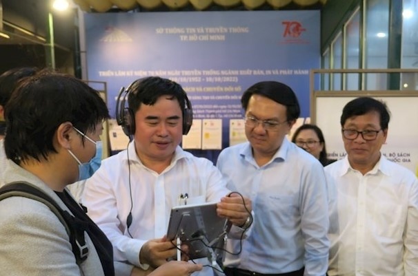 Dua sach ly luan chinh tri den gan hon voi doc gia hinh anh