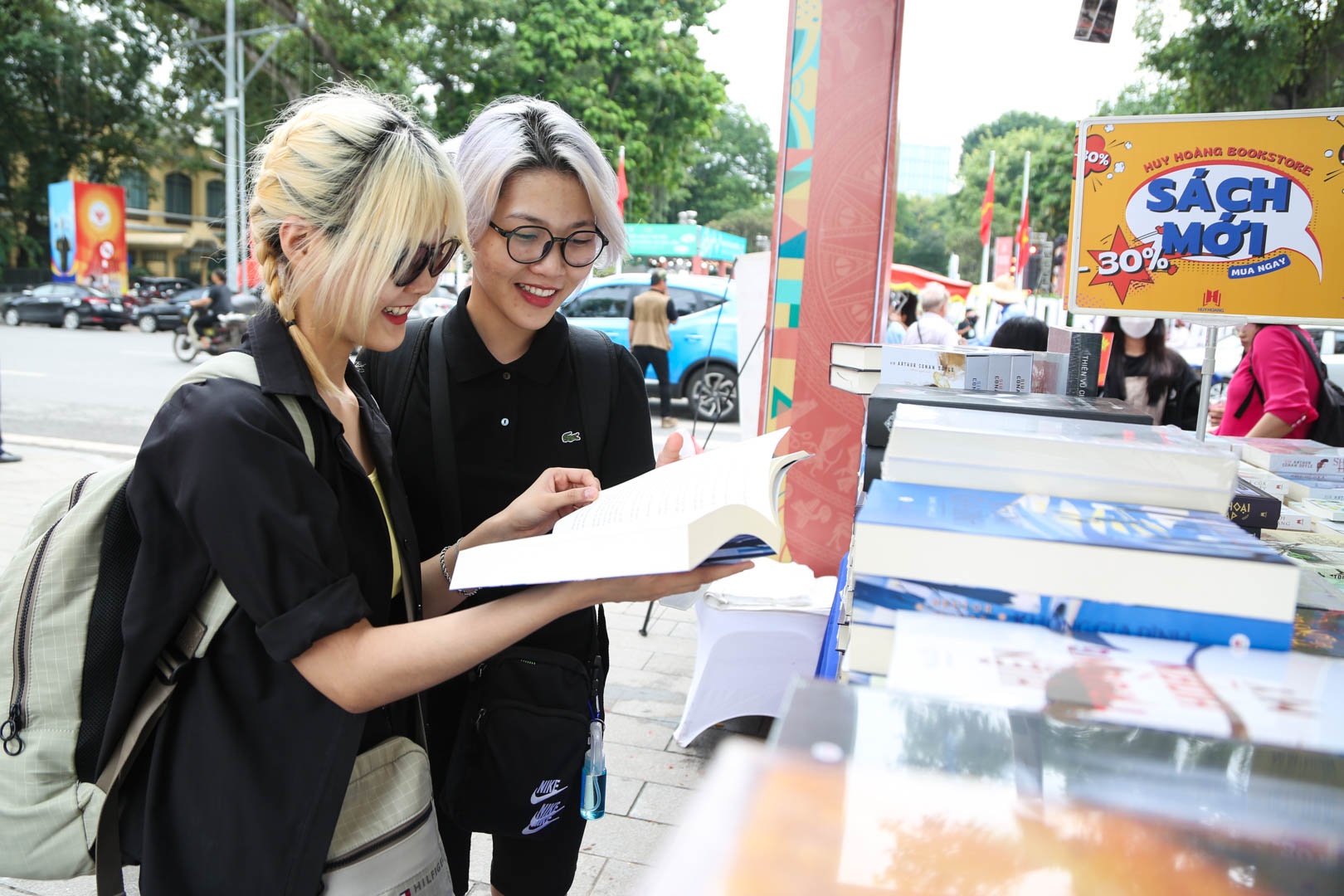 Ban doc hao hung voi hoi sach ben Ho Guom hinh anh