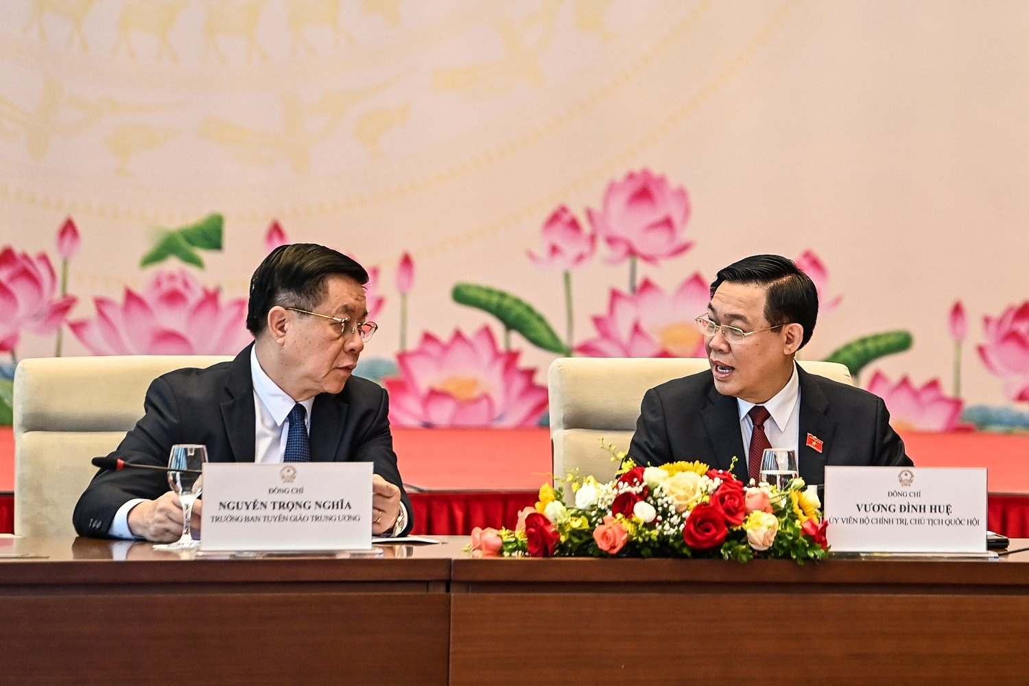 Chu tich Quoc hoi gap mat nguoi lam xuat ban tieu bieu hinh anh