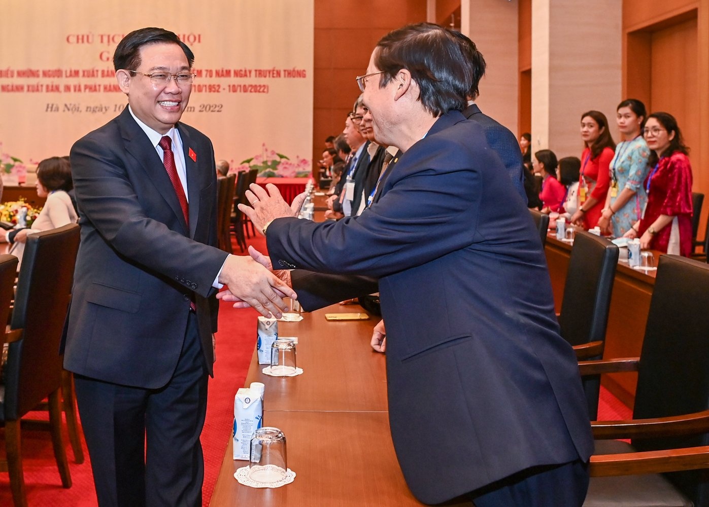 Nguoi lam xuat ban anh 4