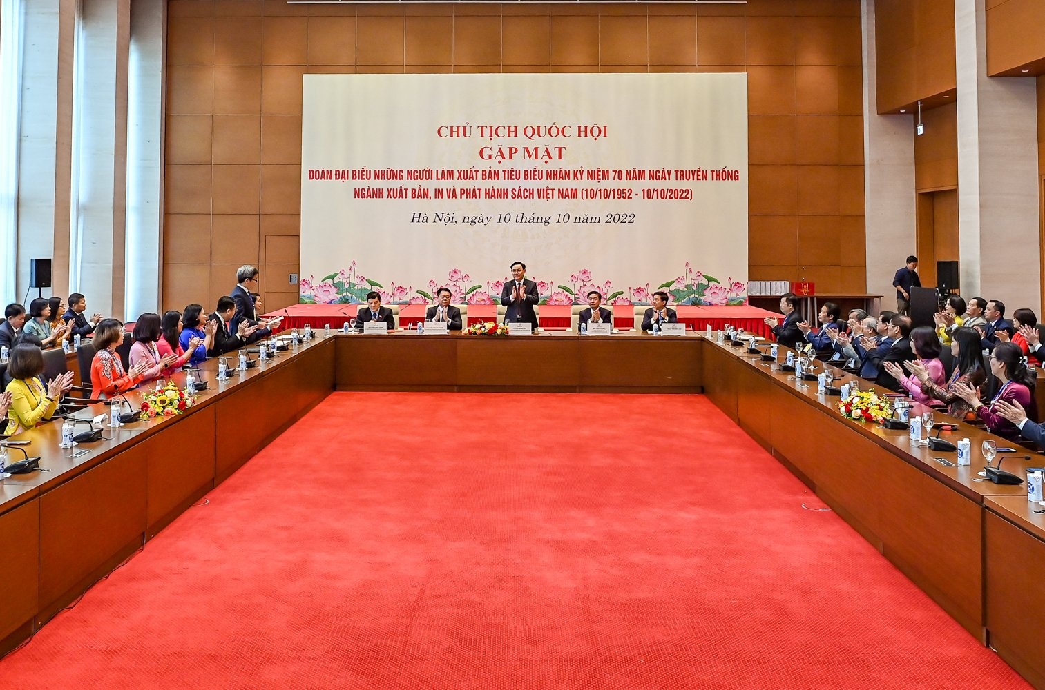 Nguoi lam xuat ban anh 5