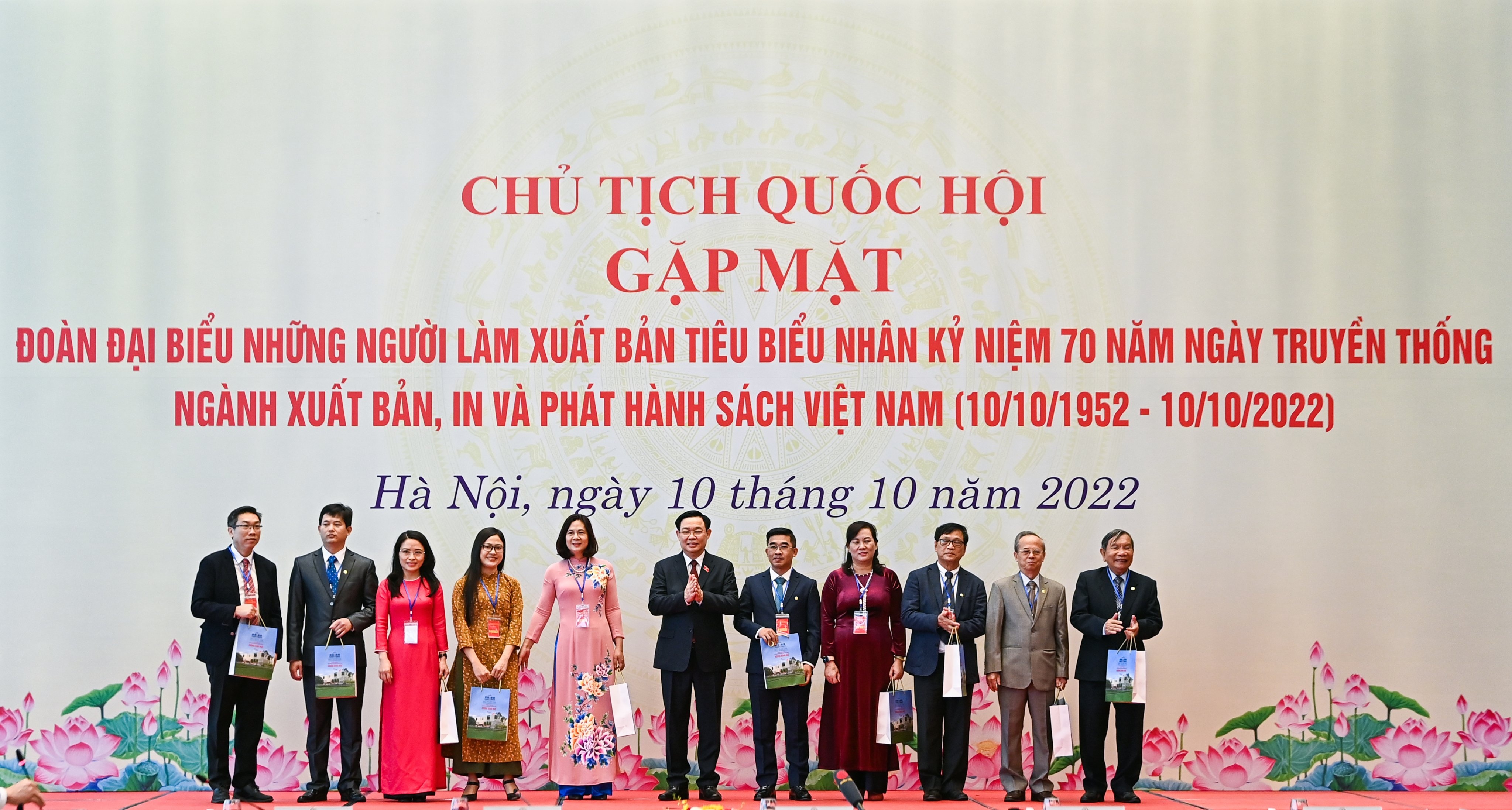 70 nam xuat ban anh 1