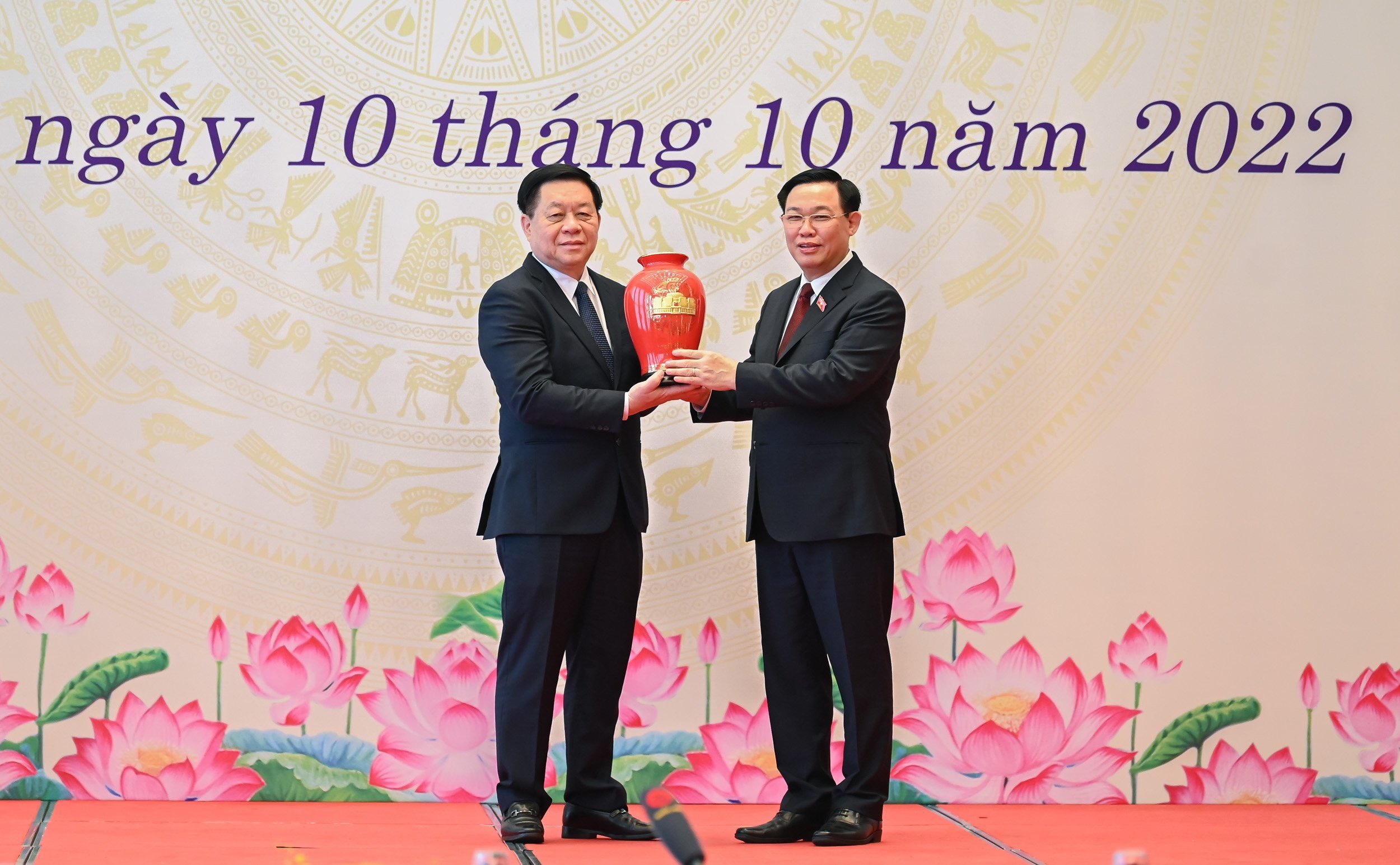 Nguoi lam xuat ban anh 7