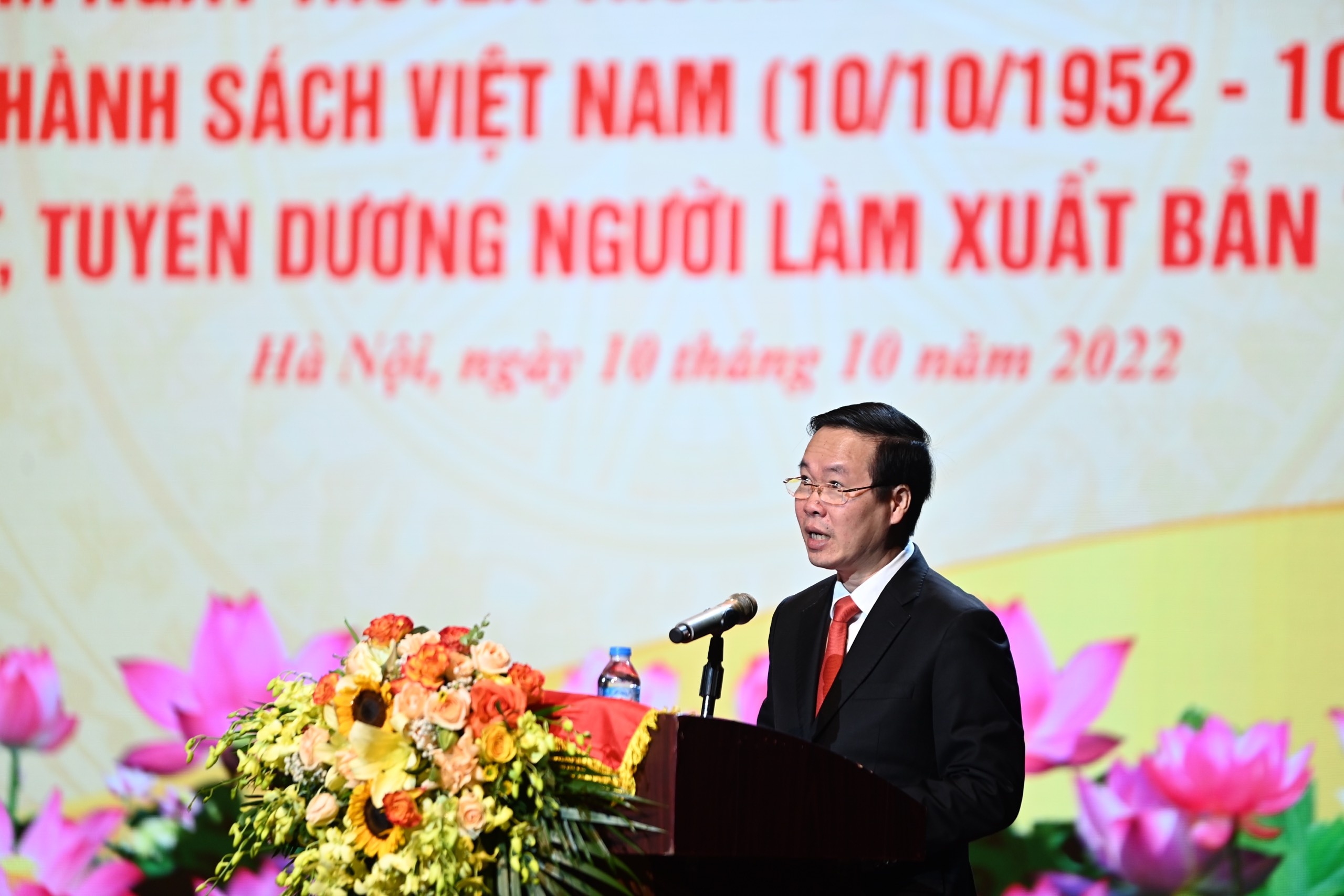 70 nam xuat ban anh 1