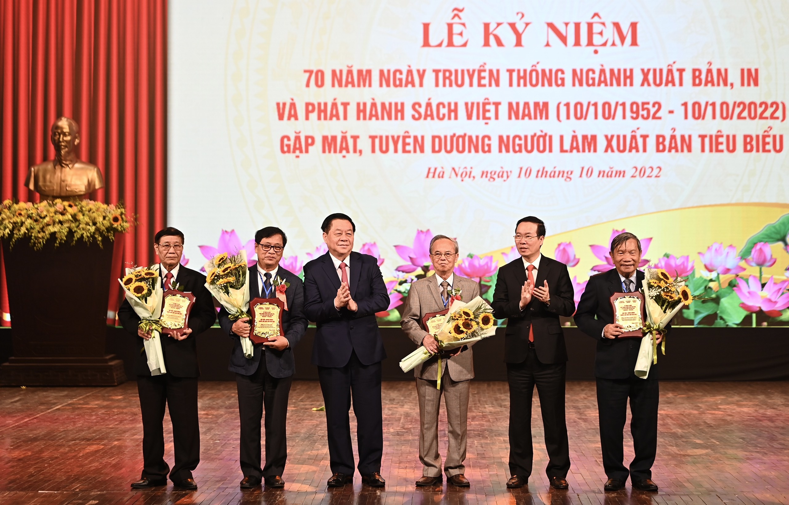 hanh trinh xuat ban anh 1