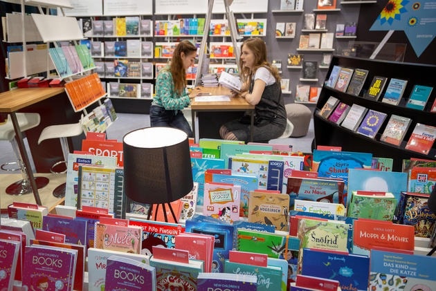 Nguoi lam xuat ban Viet tham gia hoi sach lon nhat the gioi hinh anh