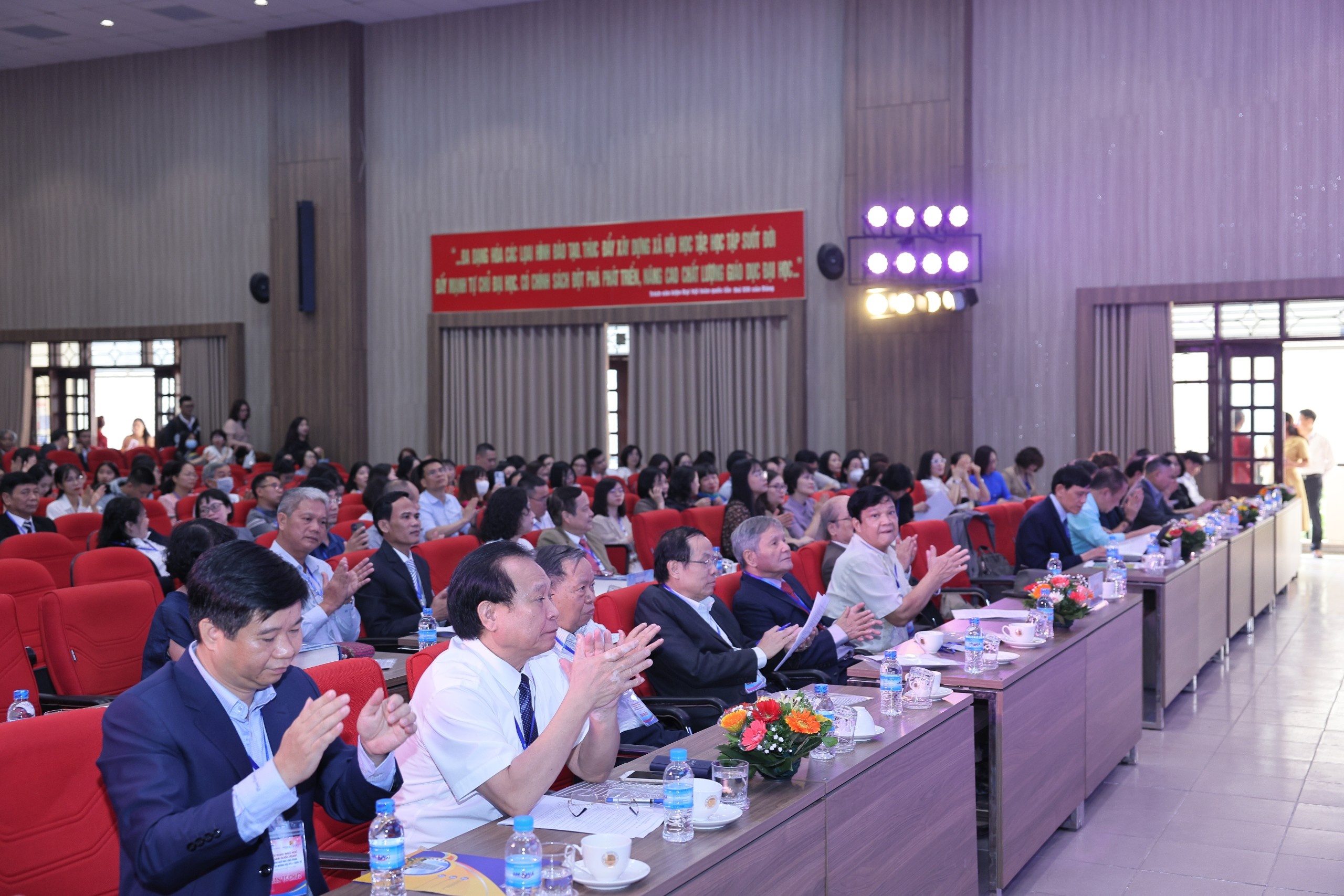 hoi thao ngon ngu anh 1