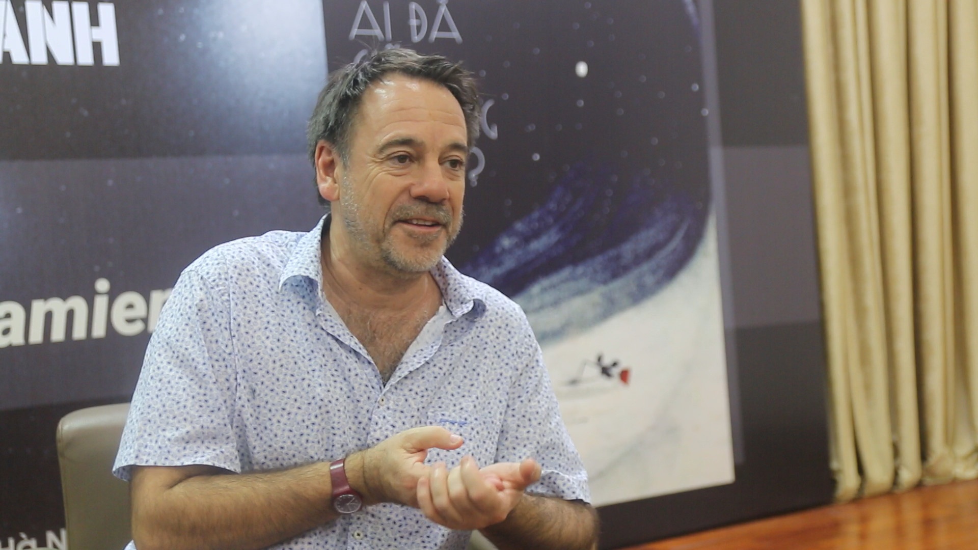 Nha van Michel Bussi tim cam hung sang tac o Viet Nam hinh anh