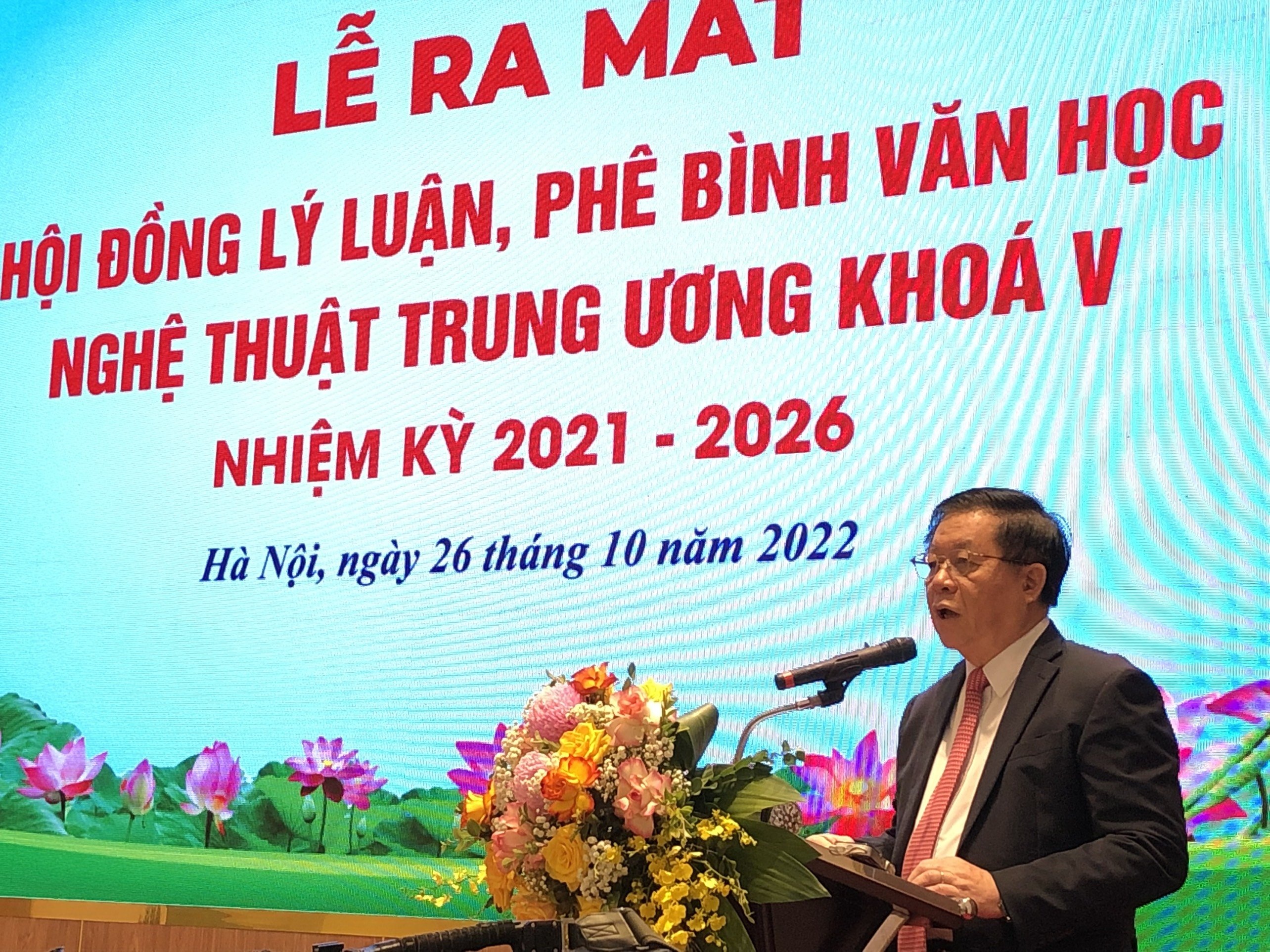 Ra mat Hoi dong Ly luan, phe binh van hoc, nghe thuat Trung uong hinh anh