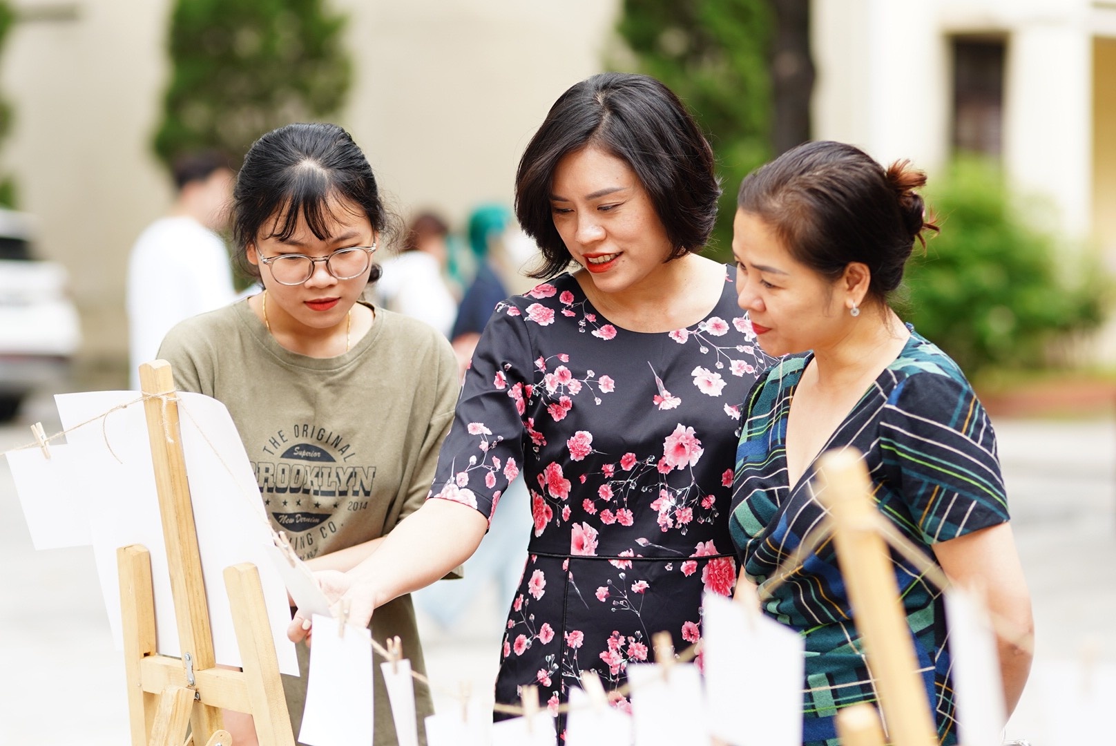 Tan sinh vien hao hung voi hoi sach cua khoa Xuat ban hinh anh