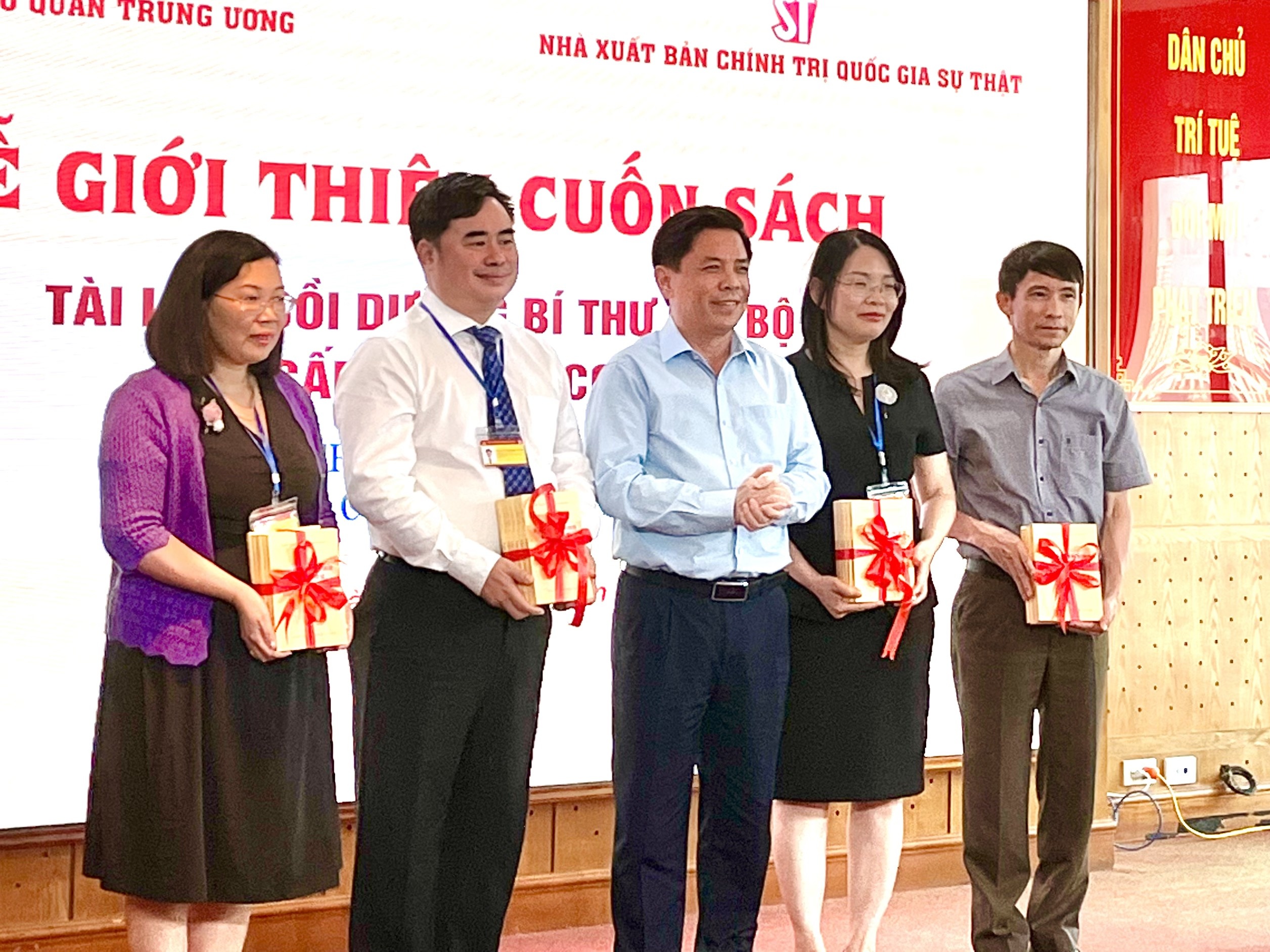 boi duong can bo anh 1