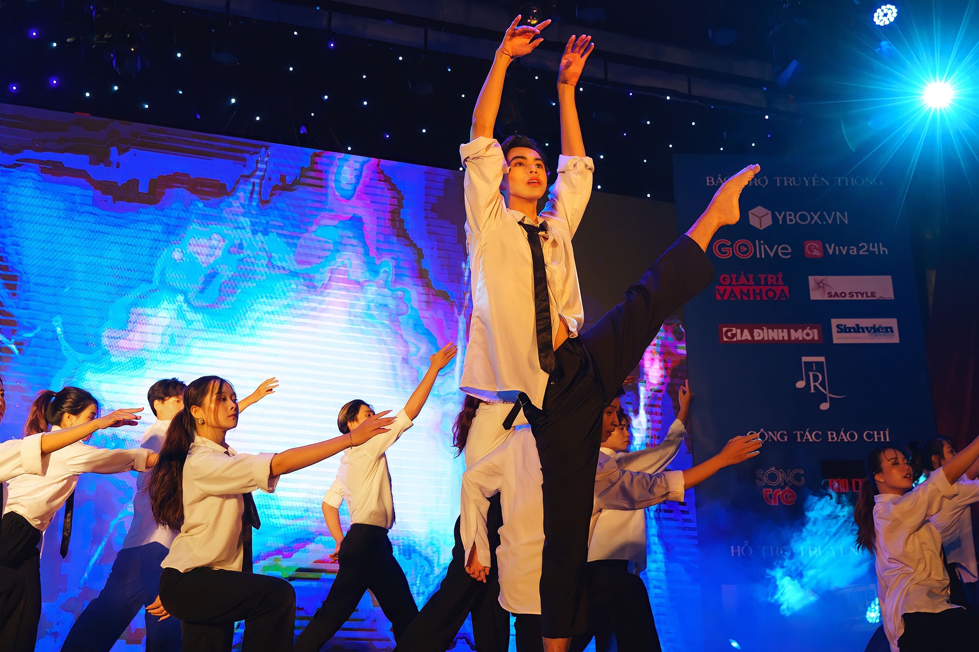 Dem nhac kich cua sinh vien khoa Xuat ban hinh anh