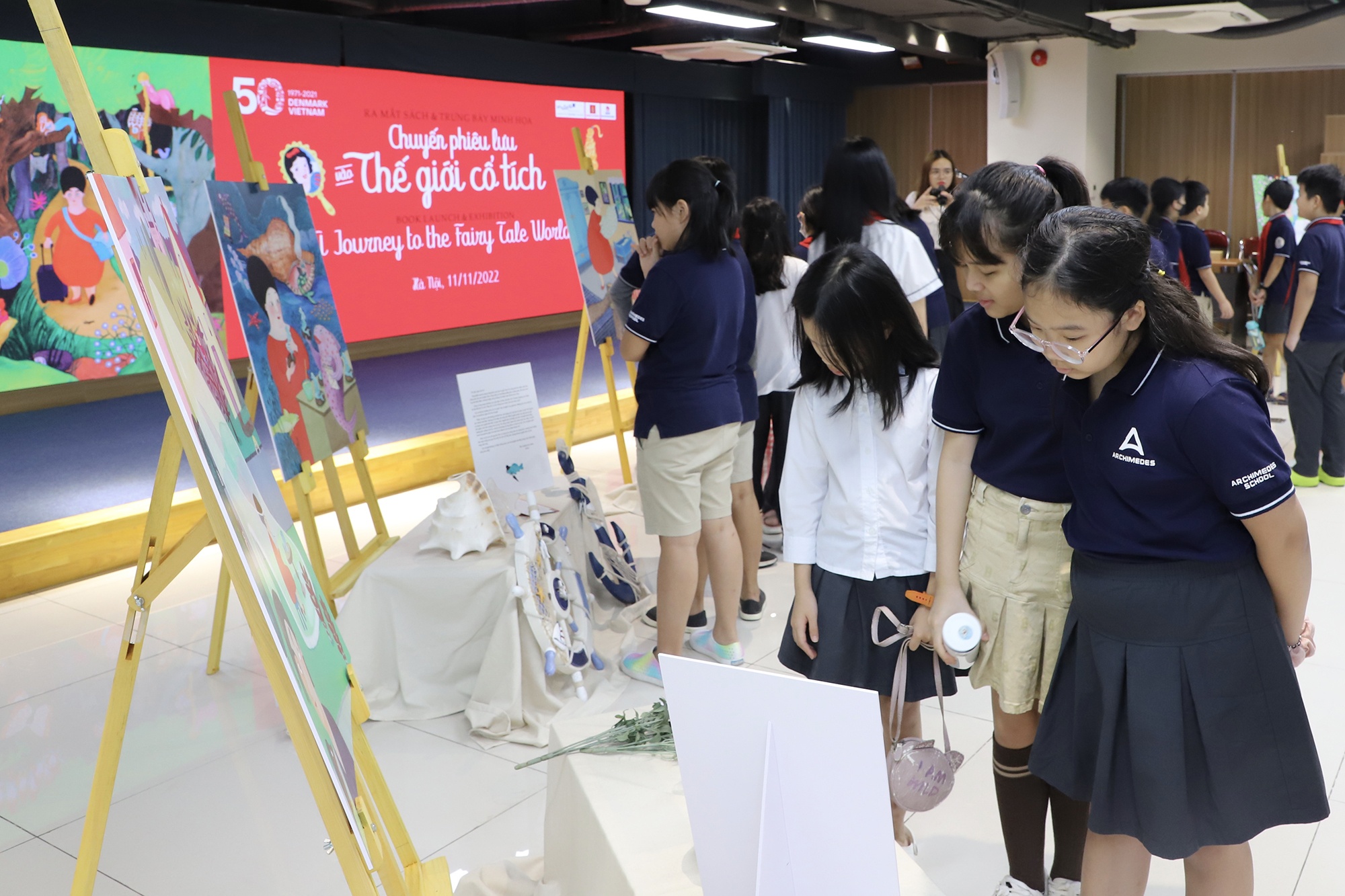 Doc gia nhi hao huc voi the gioi co tich hinh anh