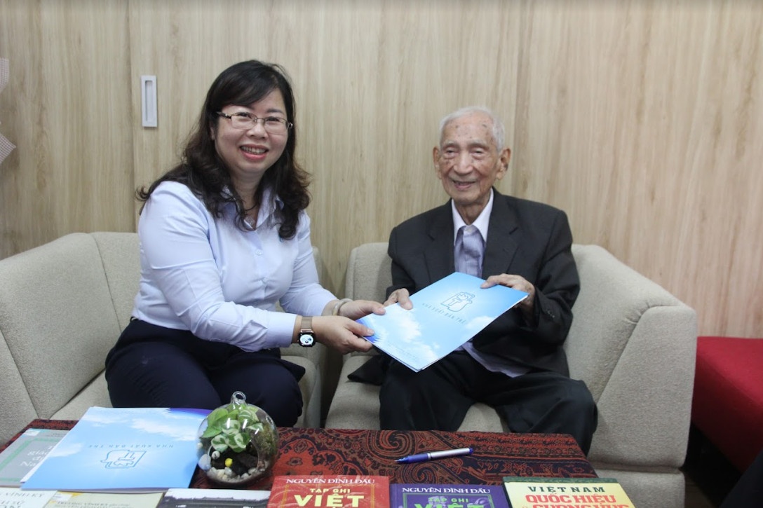 NXB Tre ky hop dong tac quyen tron doi voi Nguyen Dinh Dau hinh anh