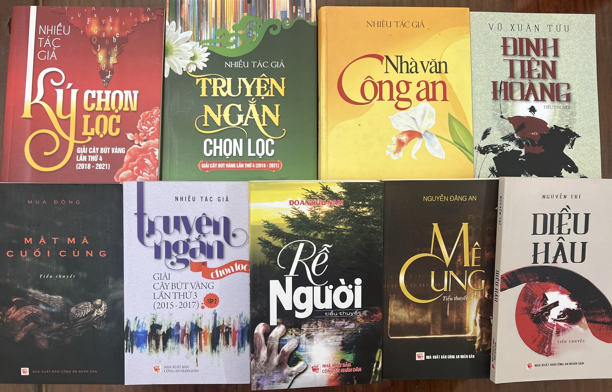 Dua hinh anh chien si cong an den gan hon voi cong chung hinh anh