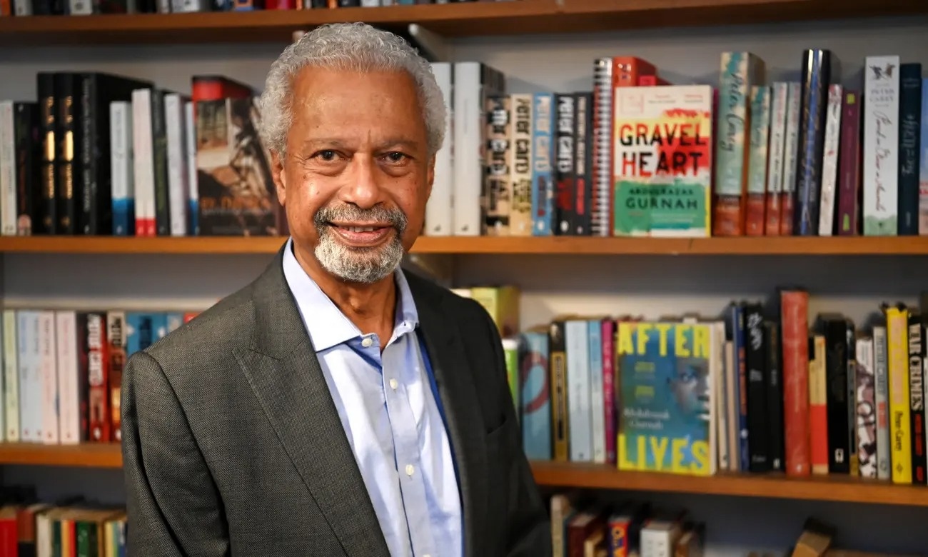 Abdulrazak Gurnah chia se gu doc sach hinh anh