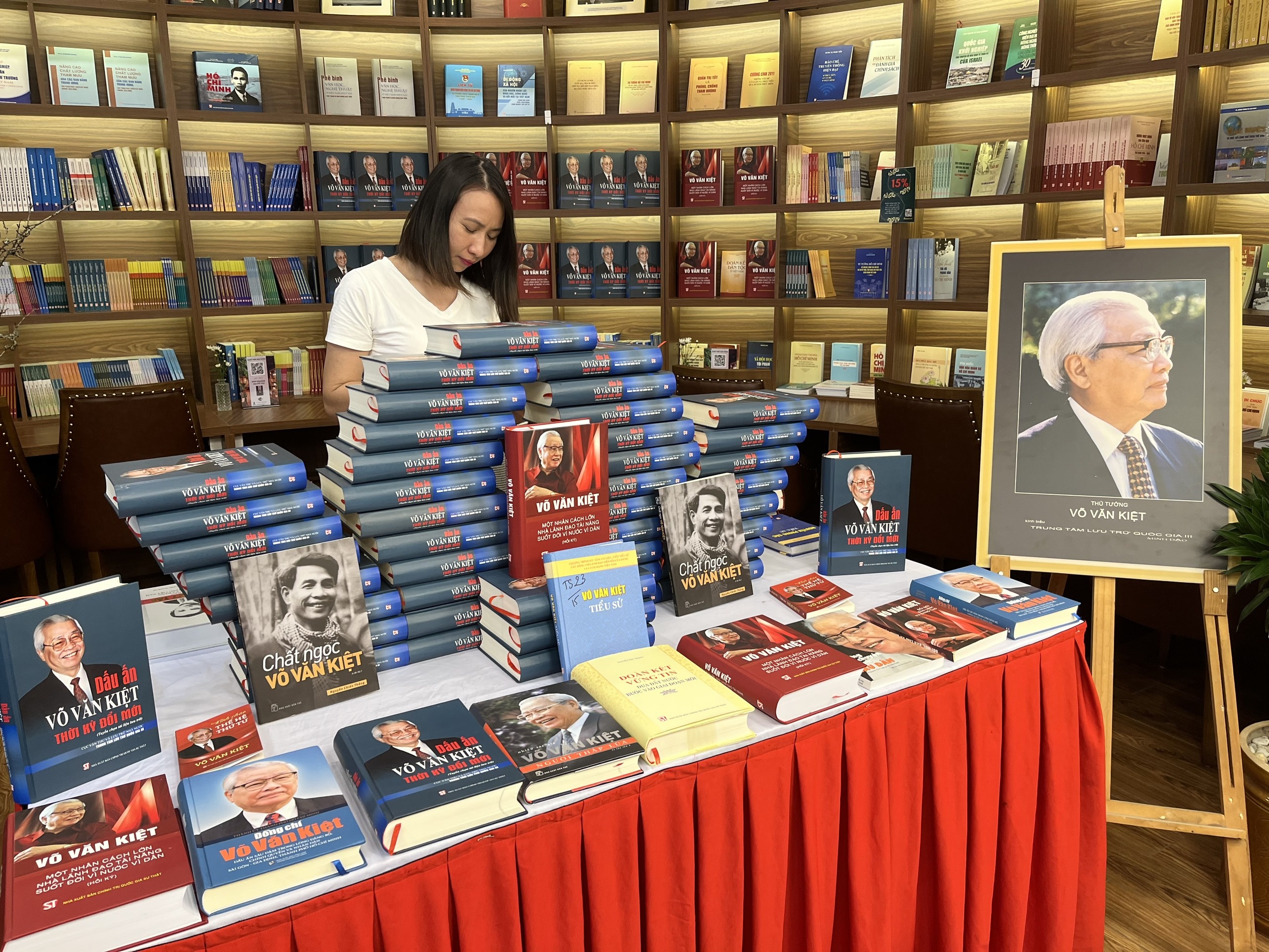 Trung bay, gioi thieu sach va tai lieu ve co Thu tuong Vo Van Kiet hinh anh