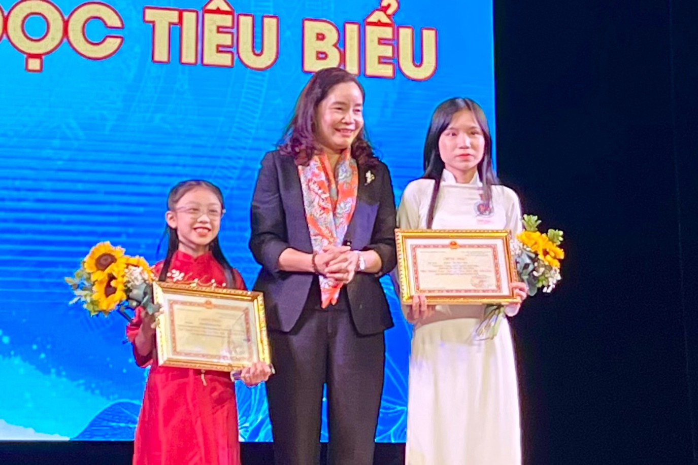 Mot hoc sinh lop 2 tro thanh dai su van hoa doc hinh anh