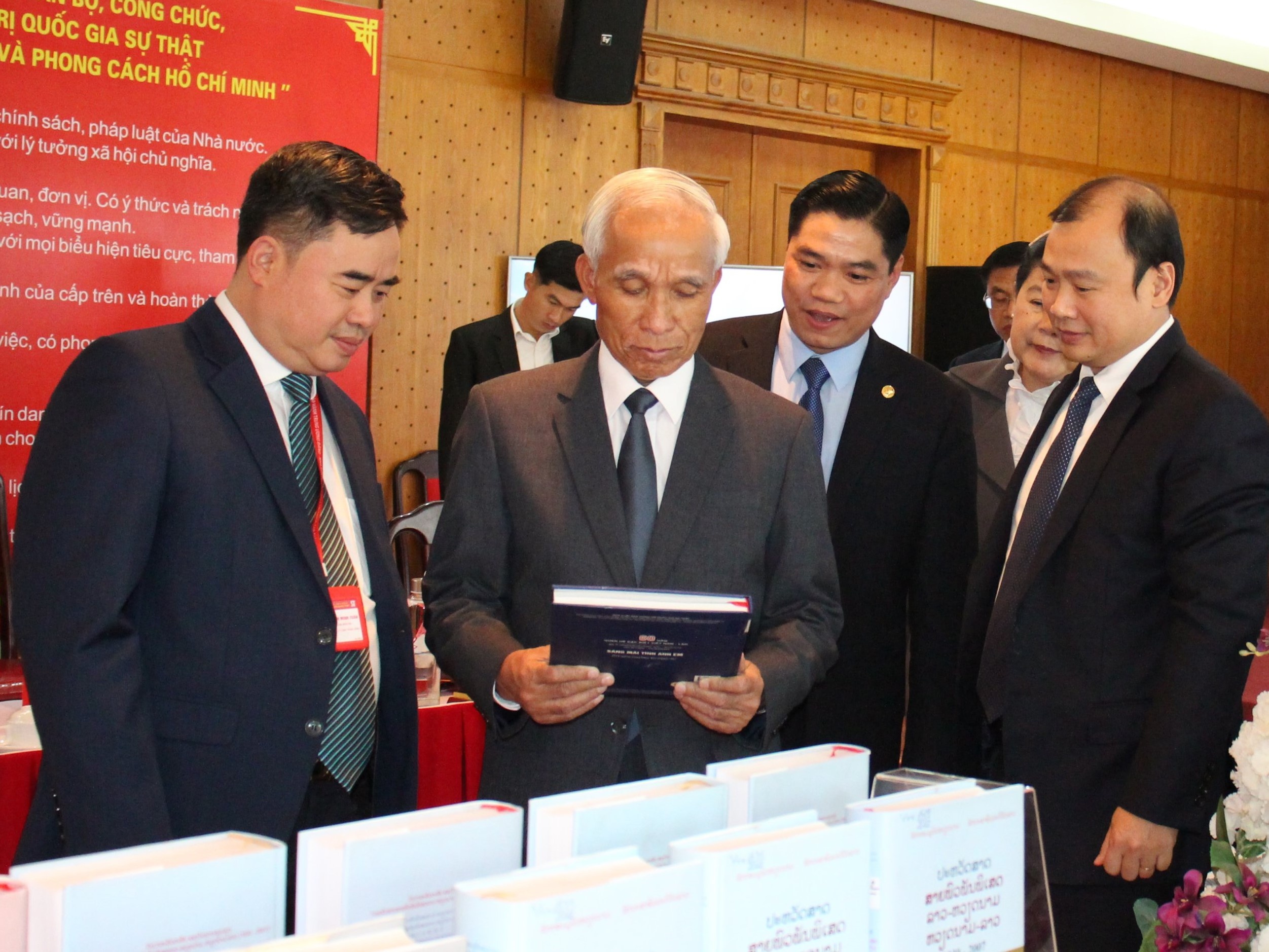 Danh gia hop tac song phuong Viet - Lao trong hoat dong xuat ban hinh anh