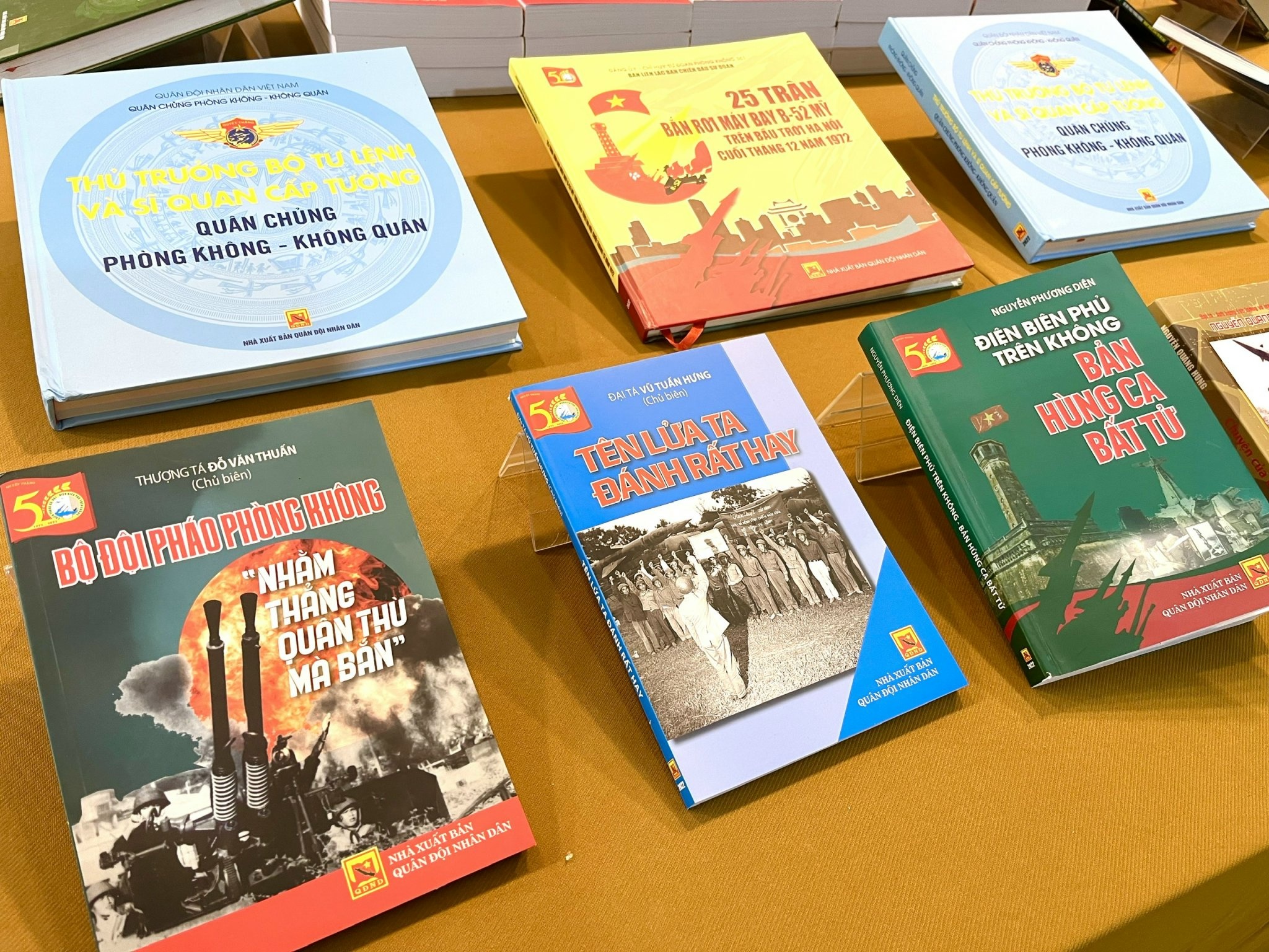 Bo sach ky niem 50 nam chien thang Ha Noi - Dien Bien Phu tren khong hinh anh
