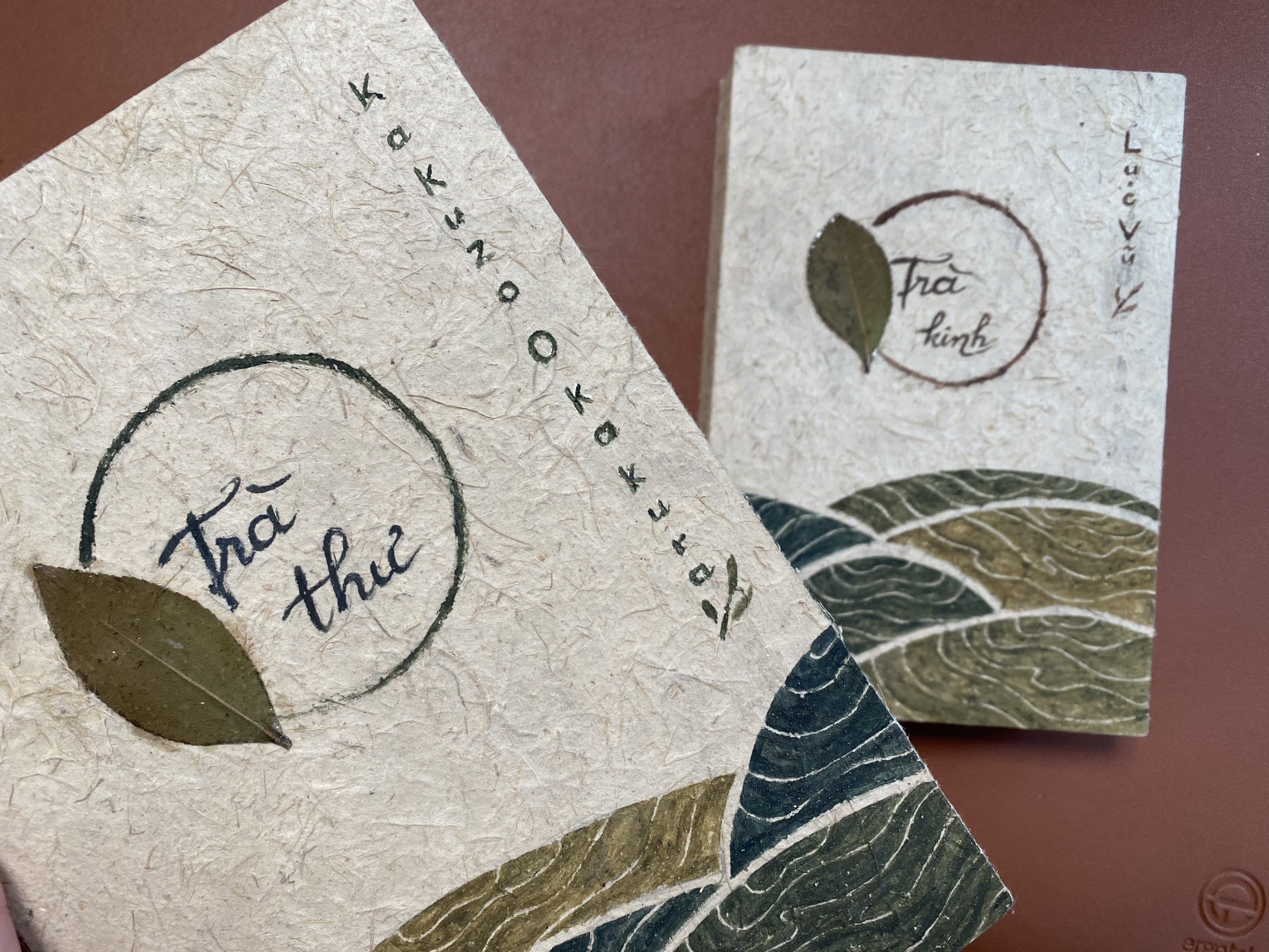 Cuon sach duoc lam tu dat va la tra hinh anh