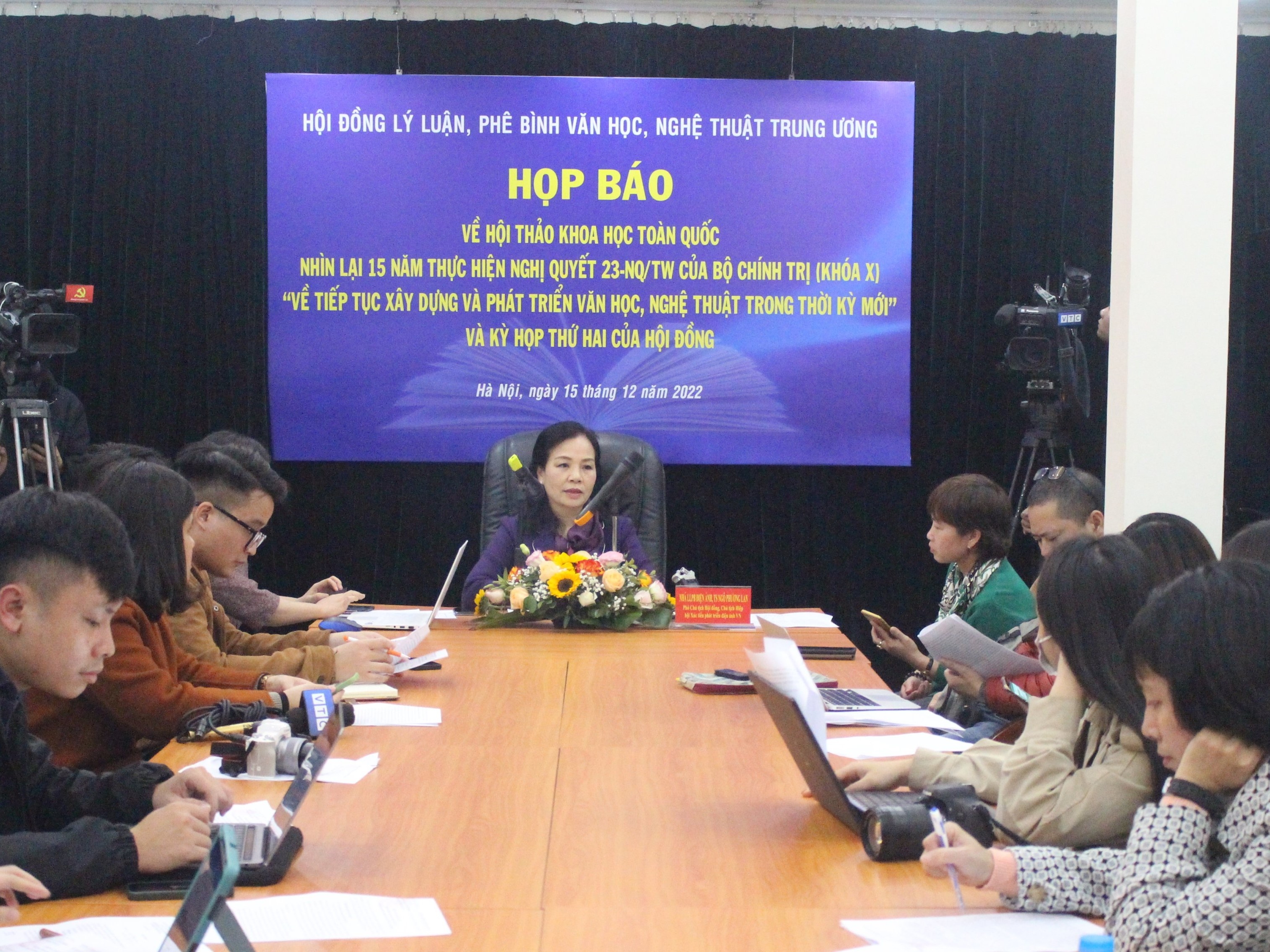 ly luan phe binh anh 2