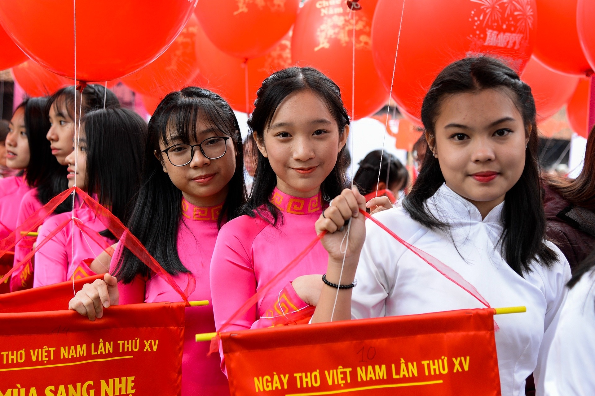 Le hoi tho ca tro lai, chuyen dia diem sang Hoang thanh hinh anh