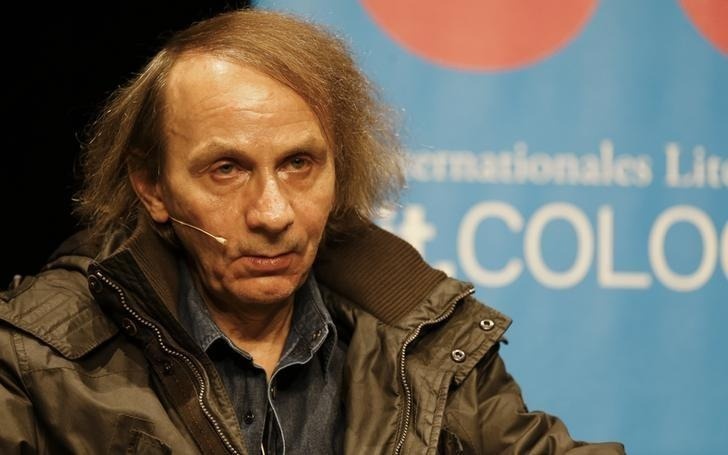 nha van gay tranh cai anh 1