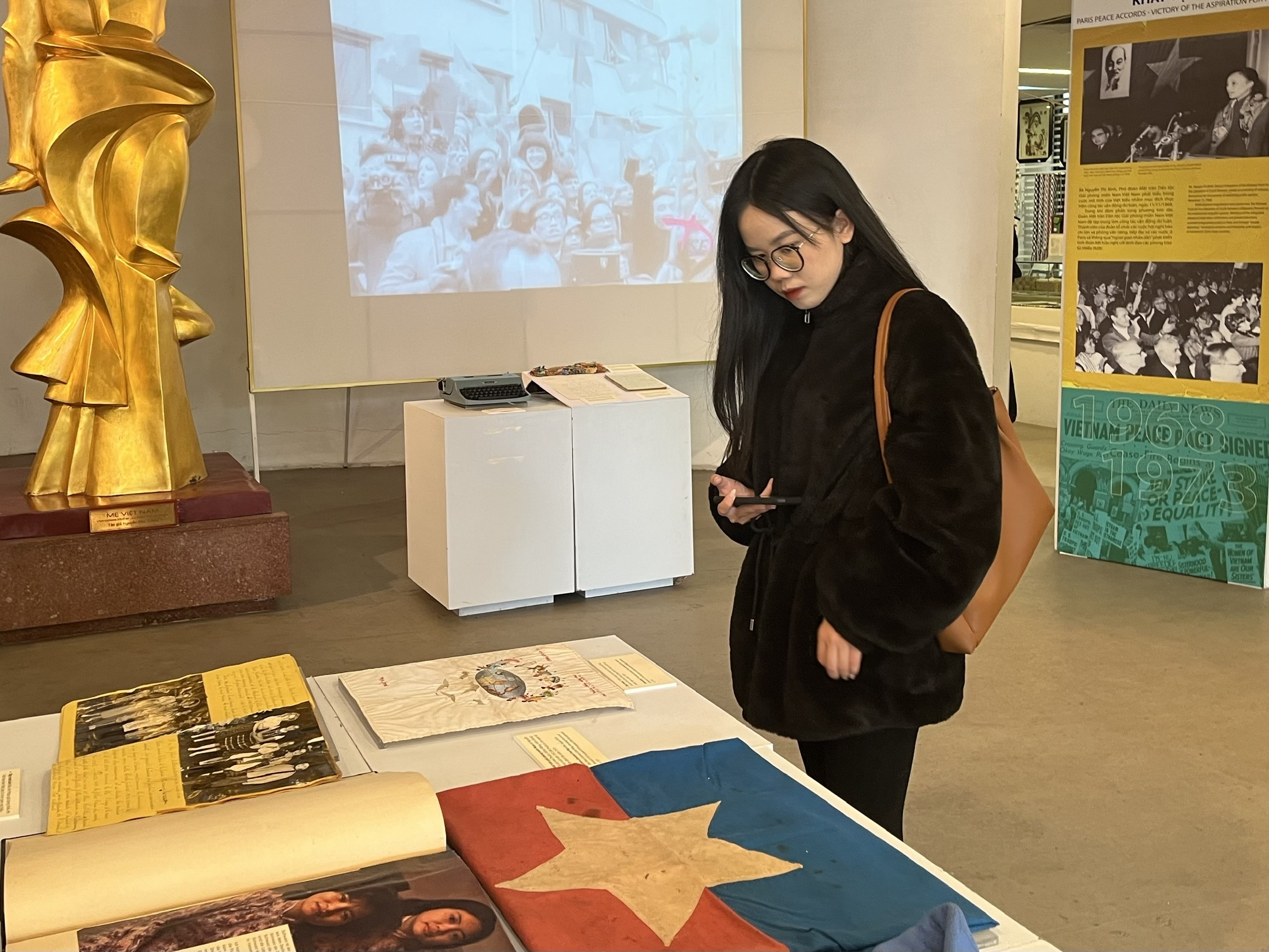 Khat vong hoa binh tu nhung guong mat phu nu hinh anh