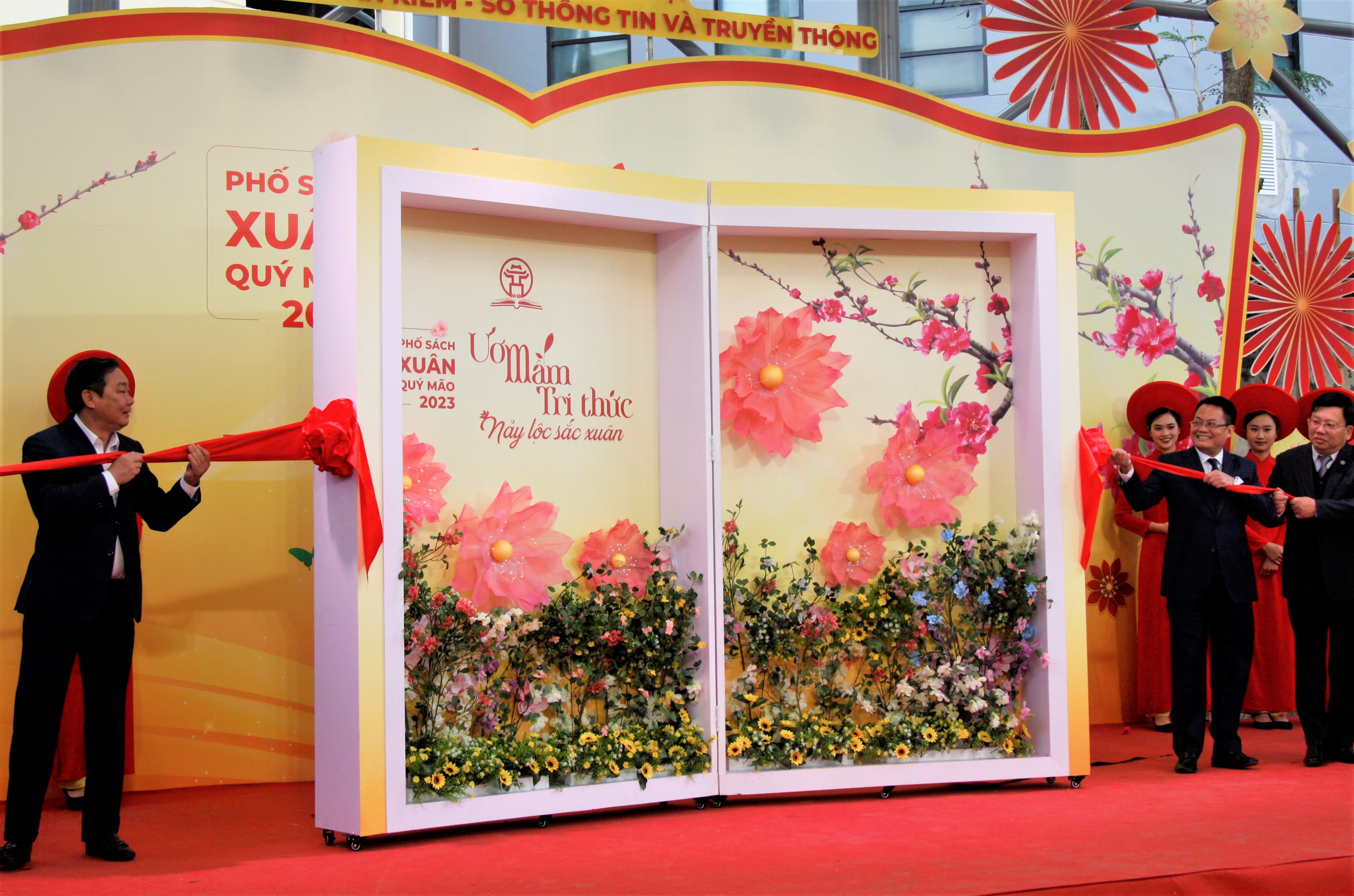 Ha Noi khai mac Pho sach xuan Quy Mao 2023 hinh anh