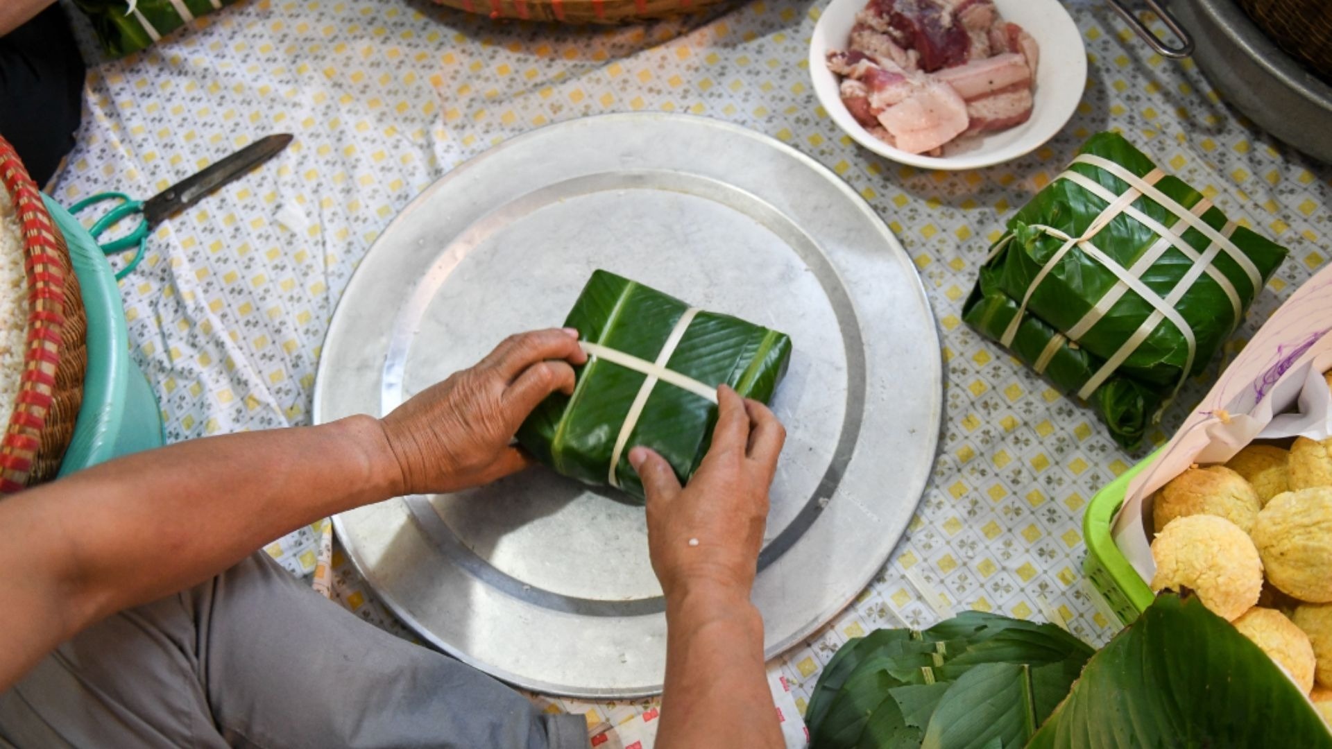 Giao su day goi banh chung hinh anh