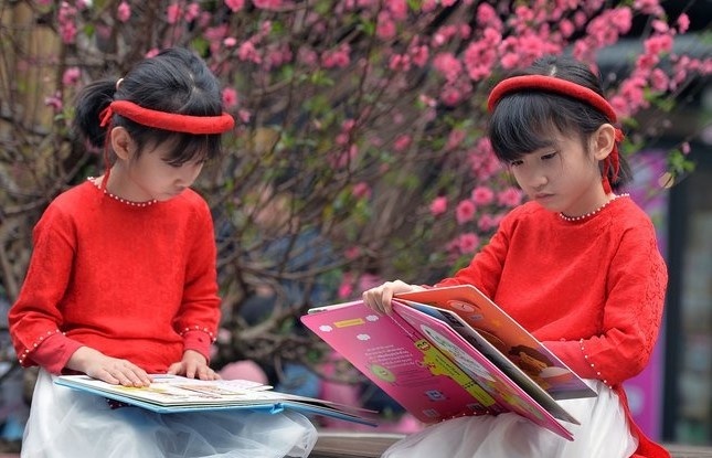 Tang sach gui gam uoc vong dau nam hinh anh