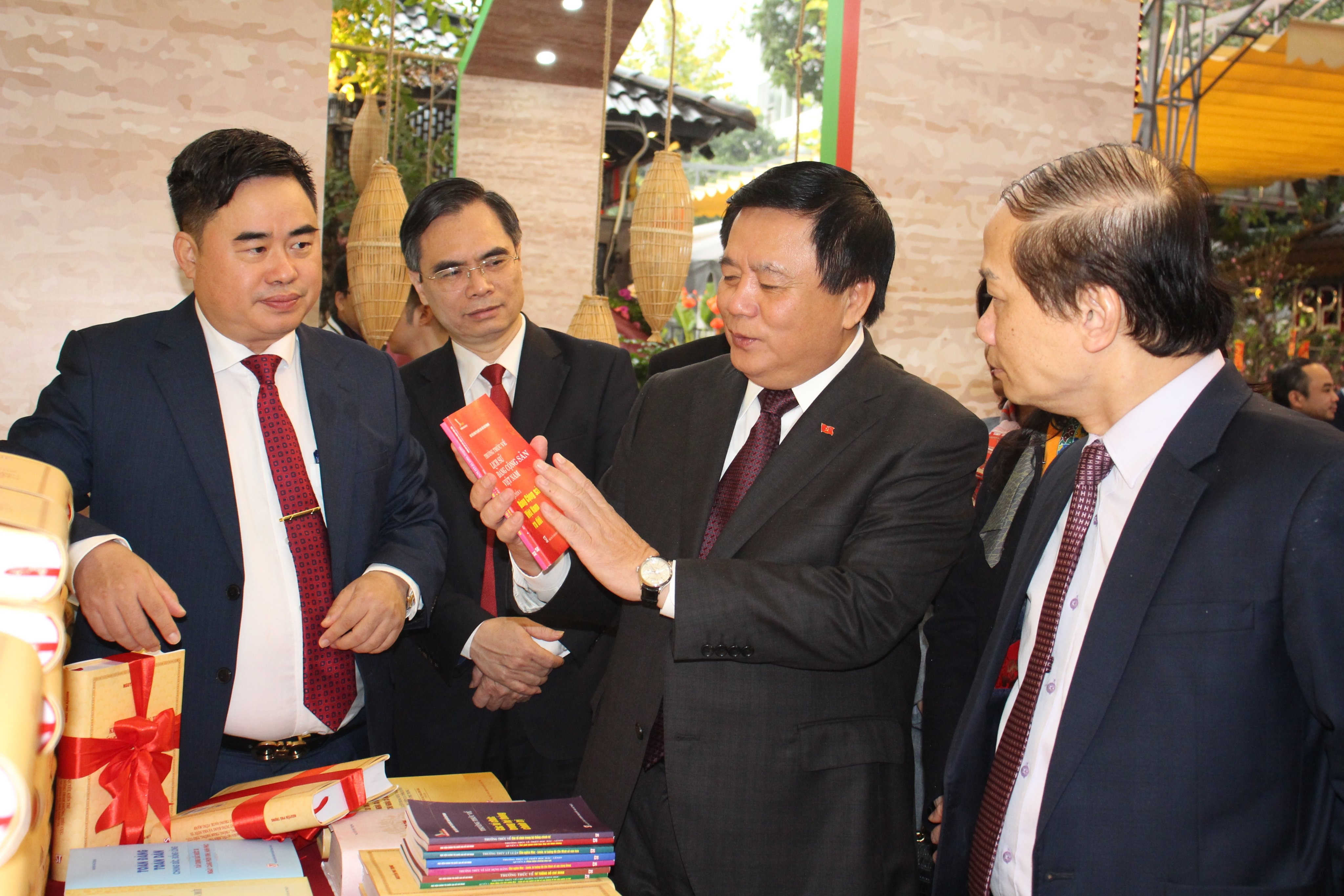 Dua sach chinh tri den gan hon voi ban doc hinh anh