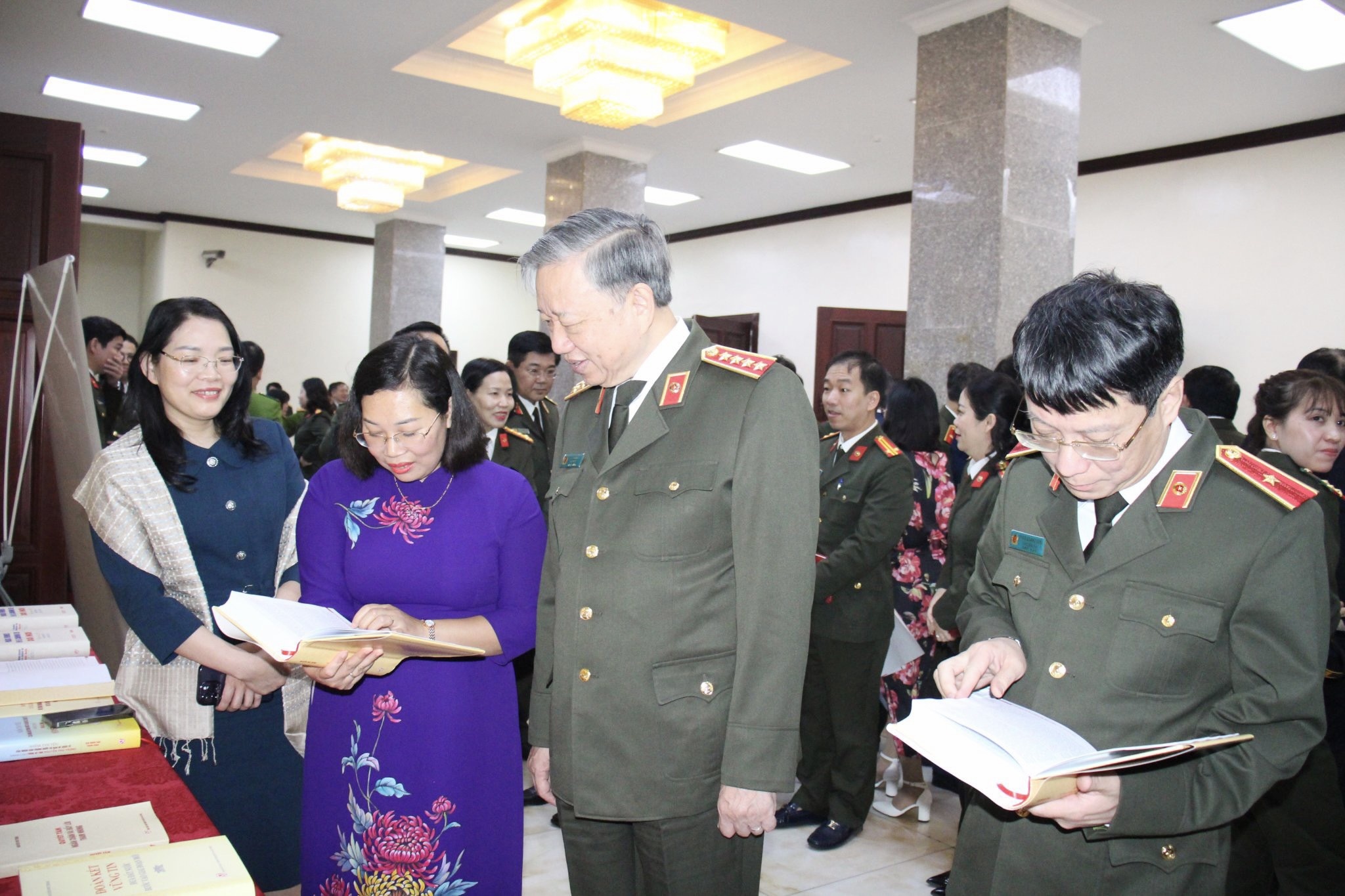 sach cua Tong bi thu anh 1