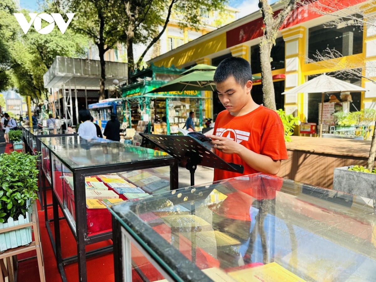 Chong sach lau anh 1