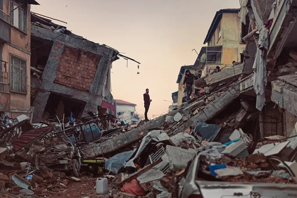 Anh mat co be bi ket trong dong dat va su bat luc cua nha van Nobel hinh anh