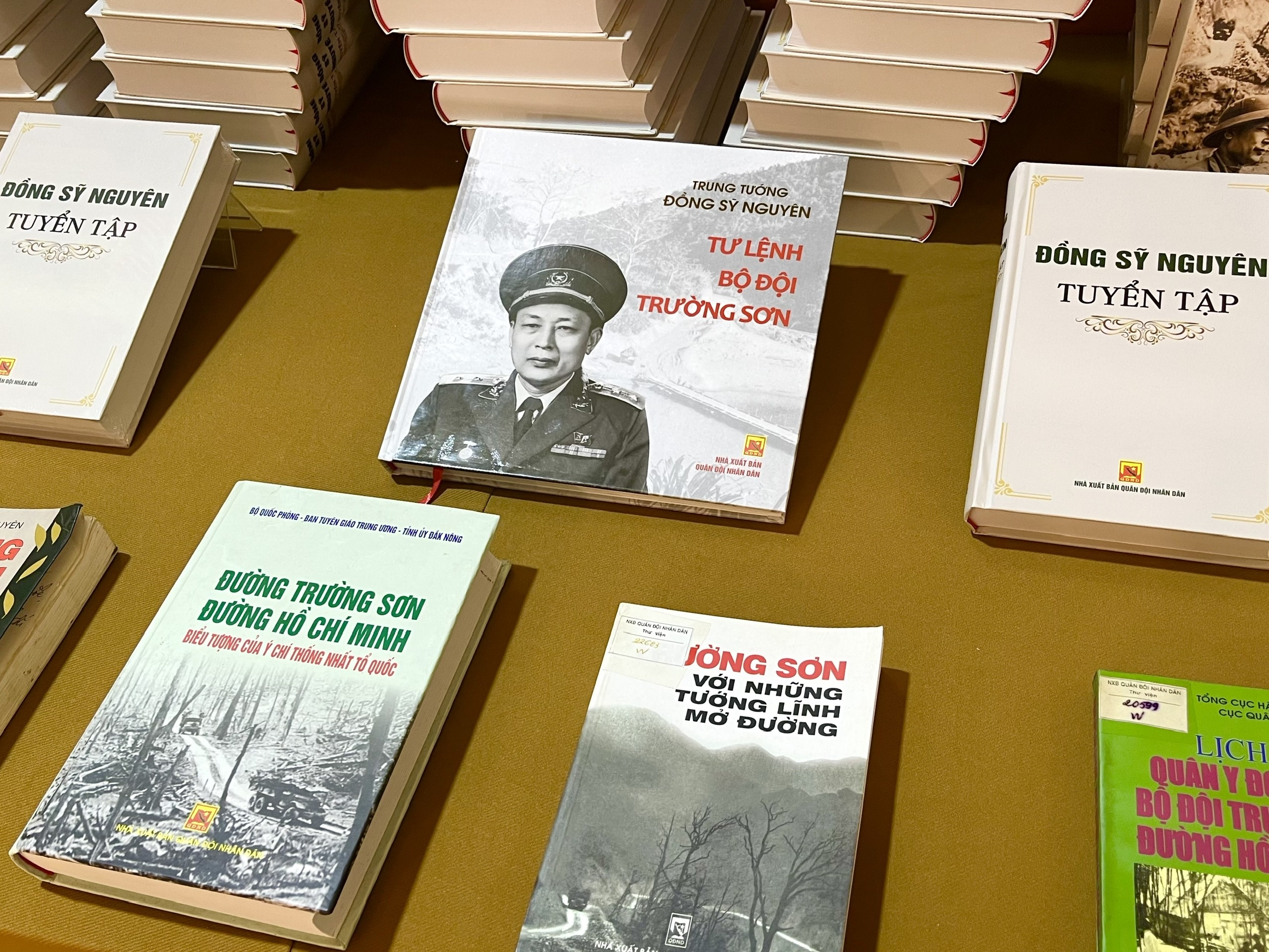 Bo sach ve Trung tuong Dong Sy Nguyen hinh anh