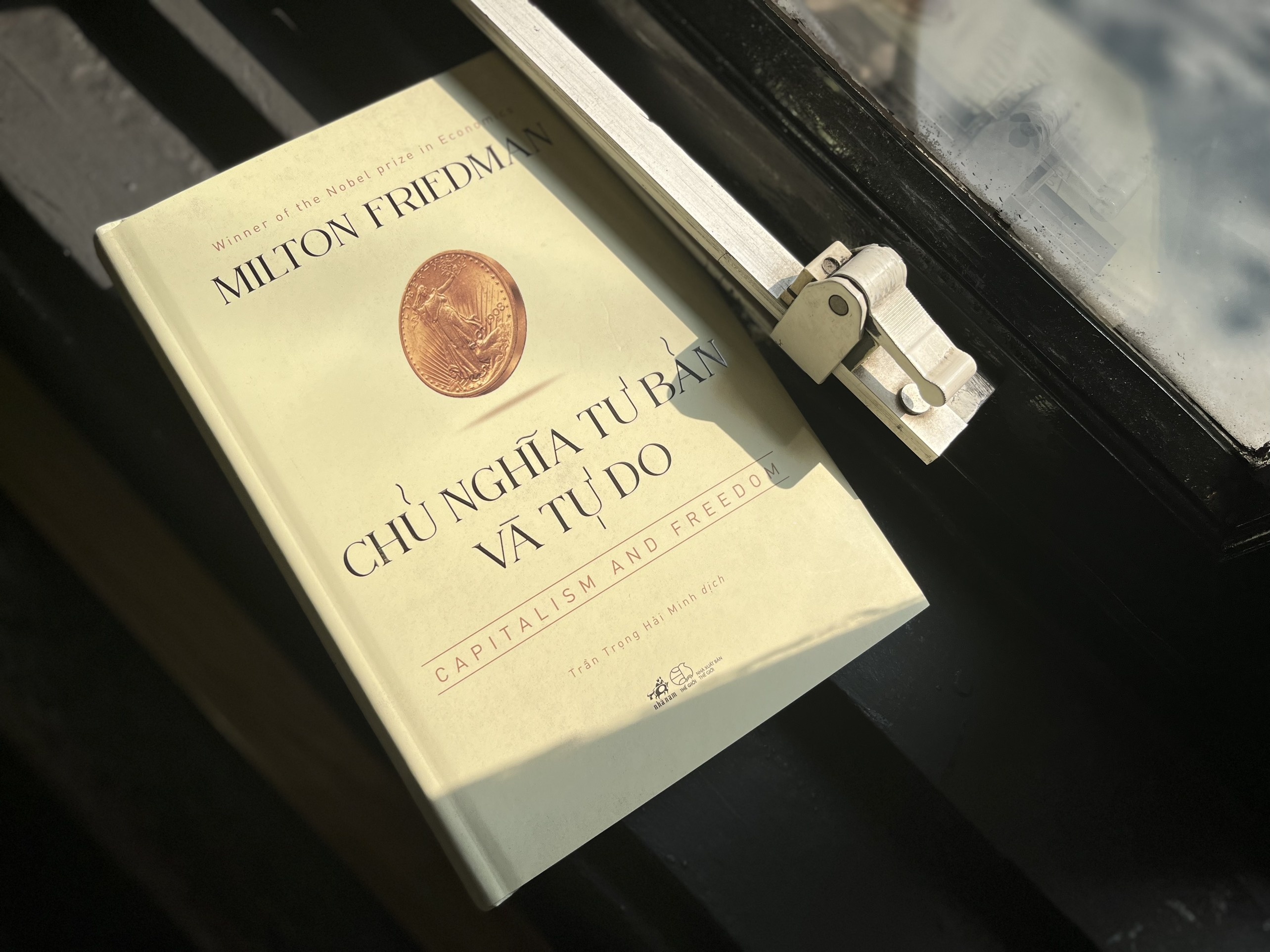 Cuon sach cua nha kinh te hoc doat Nobel hinh anh