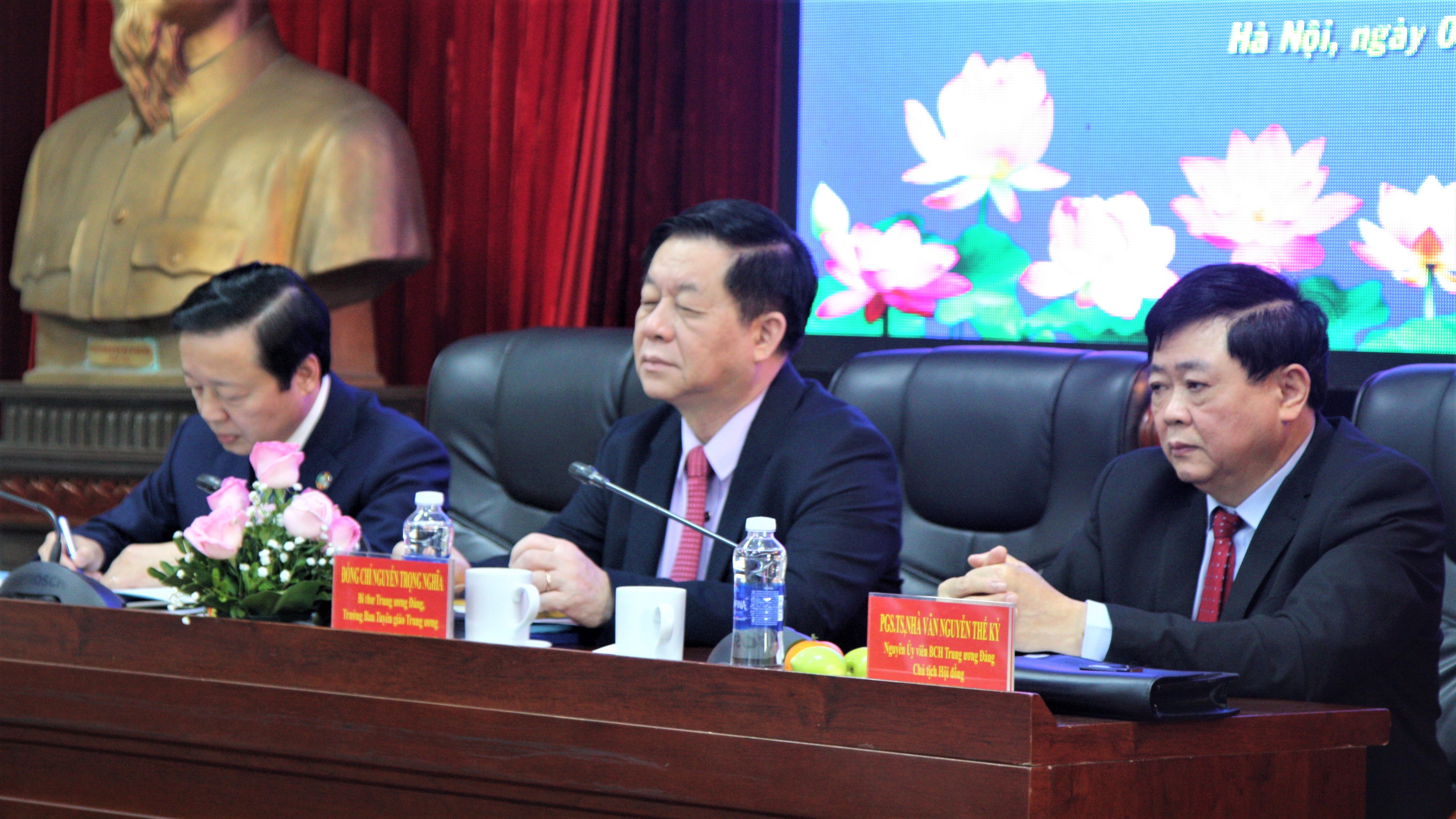 phat trien van hoa anh 2