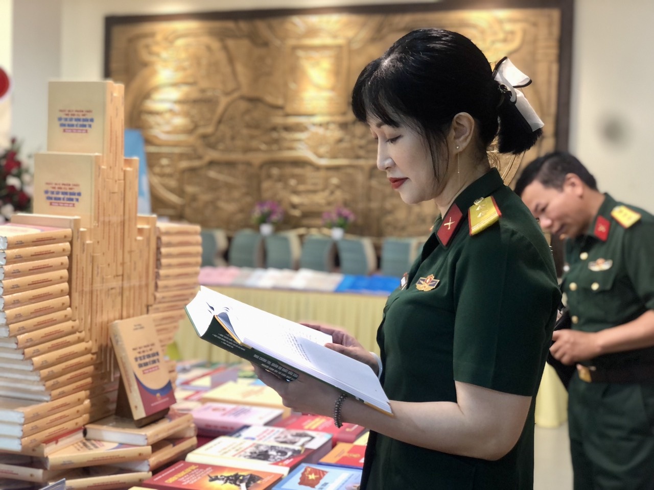 Sach la hanh trang cua moi can bo, chien si hinh anh